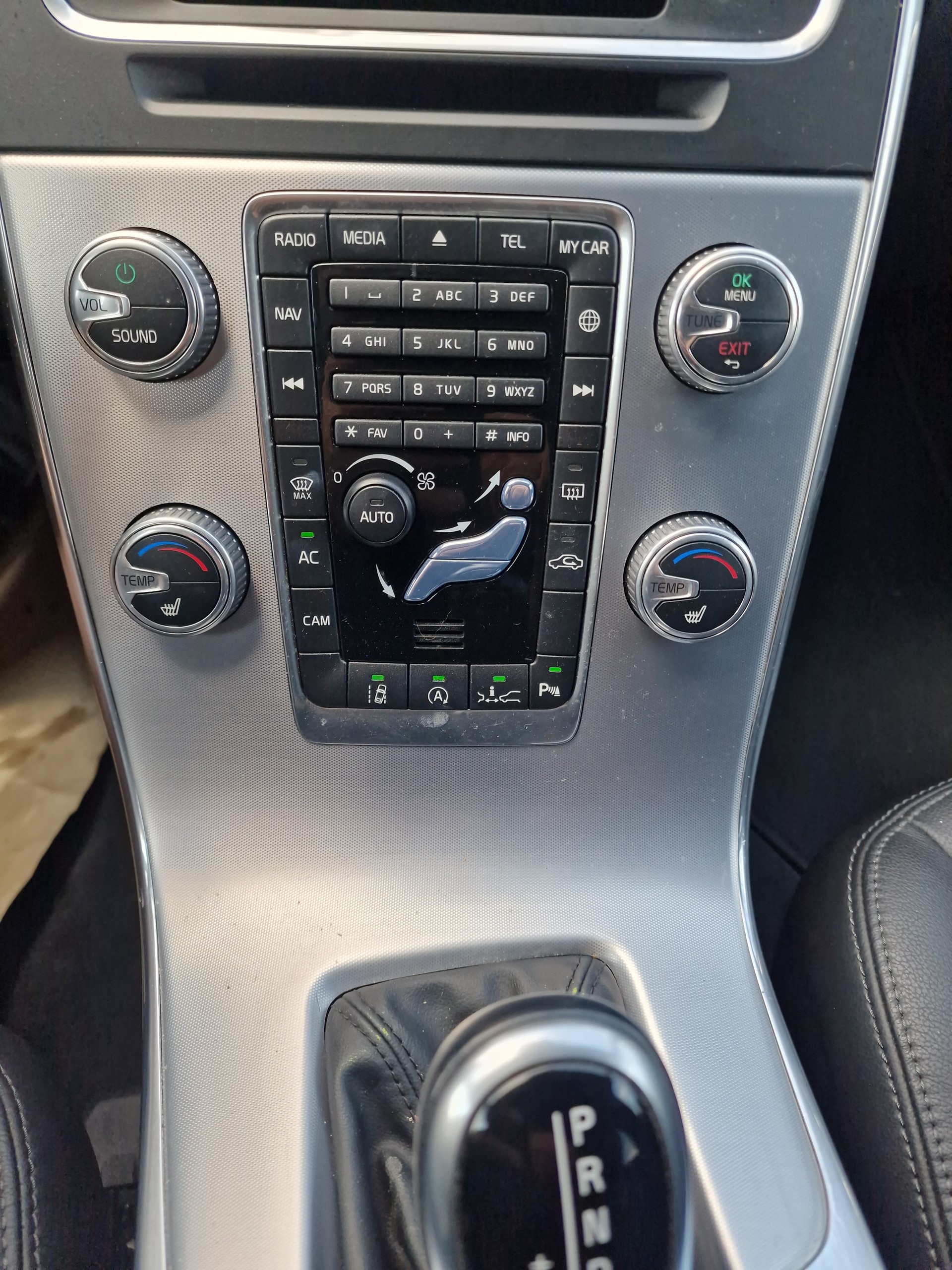 VOLVO V60 D4 AWD Momentum Geartronic-image-12