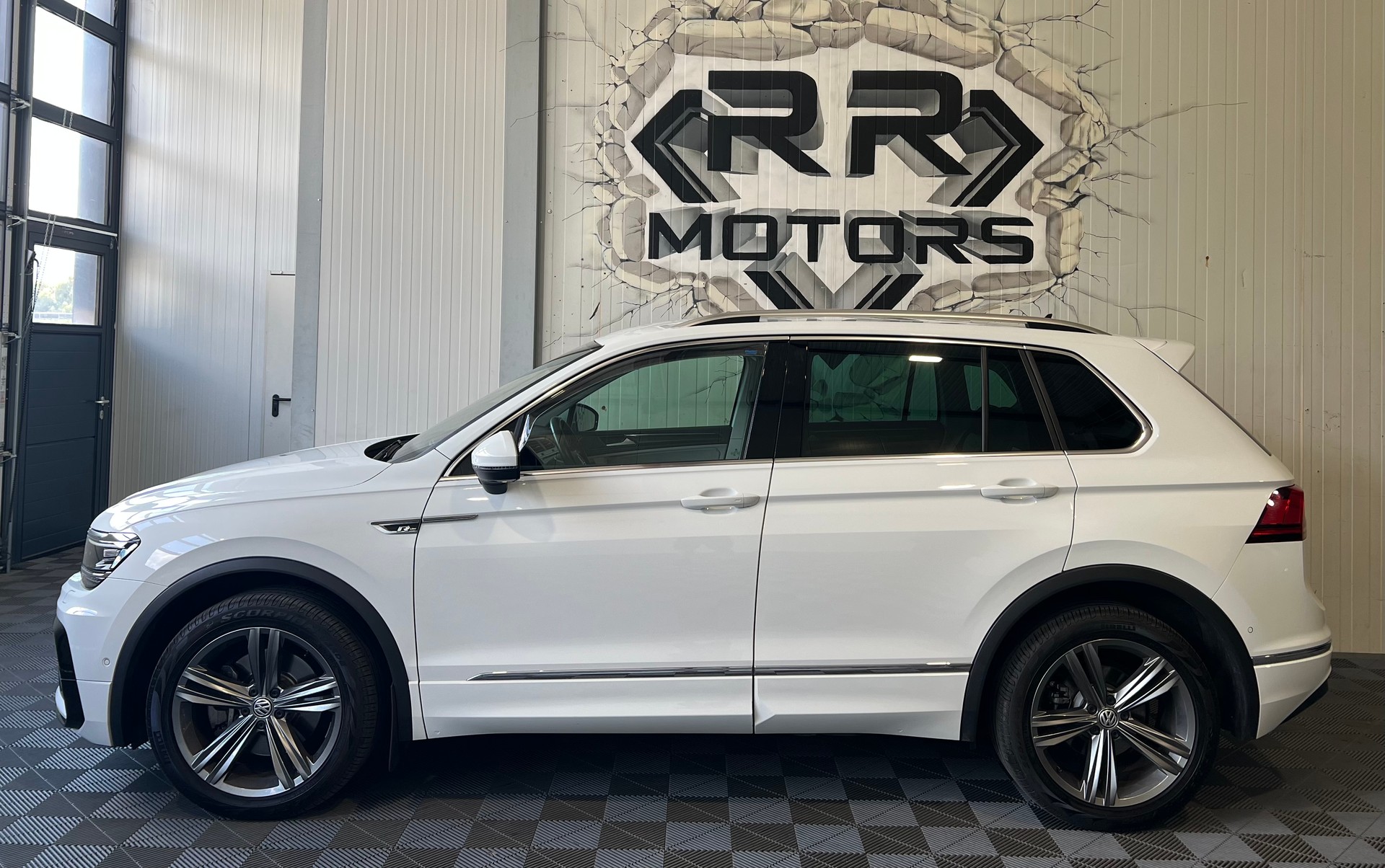 VW Tiguan 2.0TSI R-Line 4Motion DSG-image-2