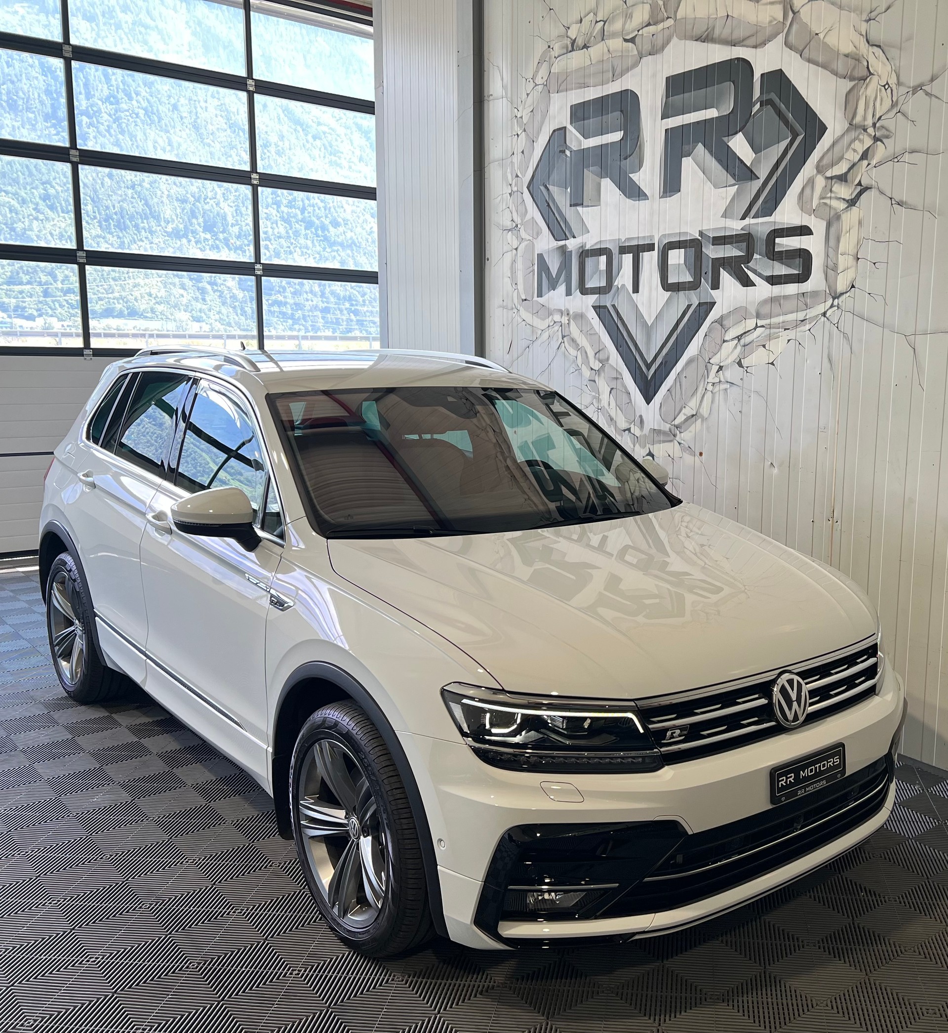 VW Tiguan 2.0TSI R-Line 4Motion DSG-image-6