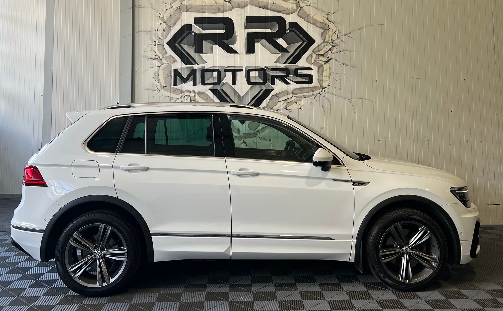 VW Tiguan 2.0TSI R-Line 4Motion DSG-image-5