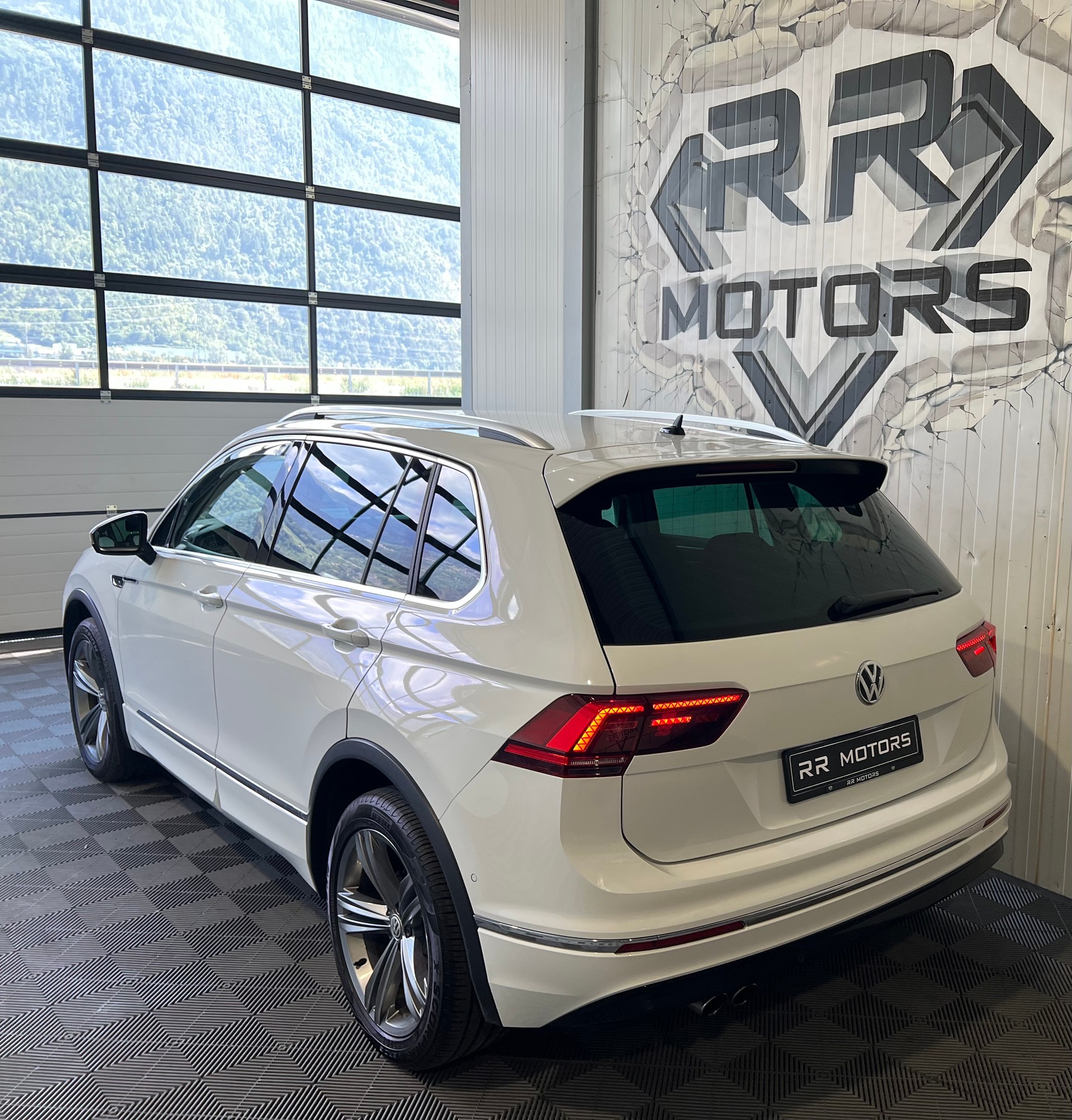 VW Tiguan 2.0TSI R-Line 4Motion DSG-image-3