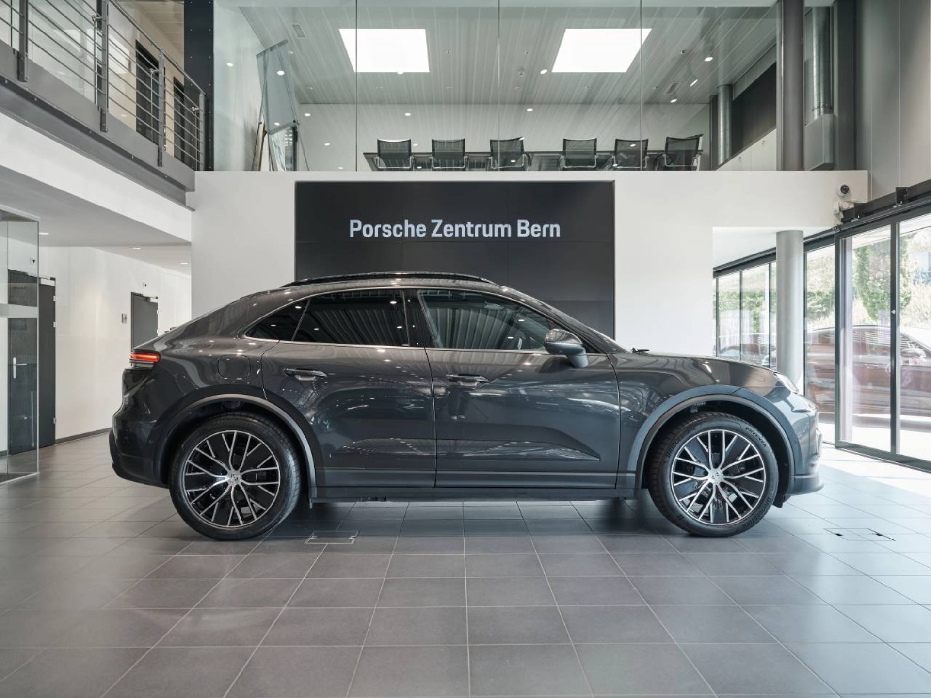 PORSCHE Macan 4-showroom-element-1