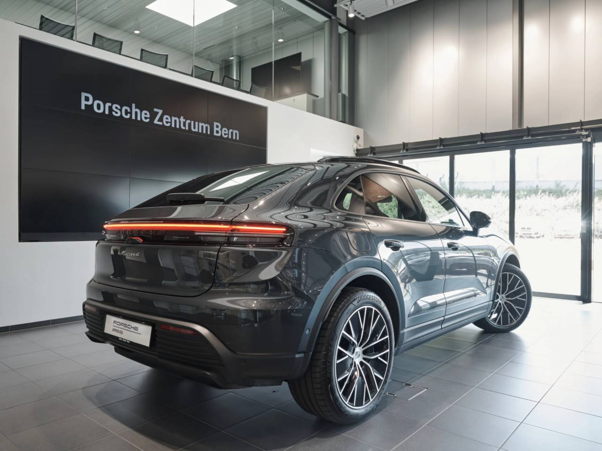 PORSCHE Macan 4-showroom-element-2