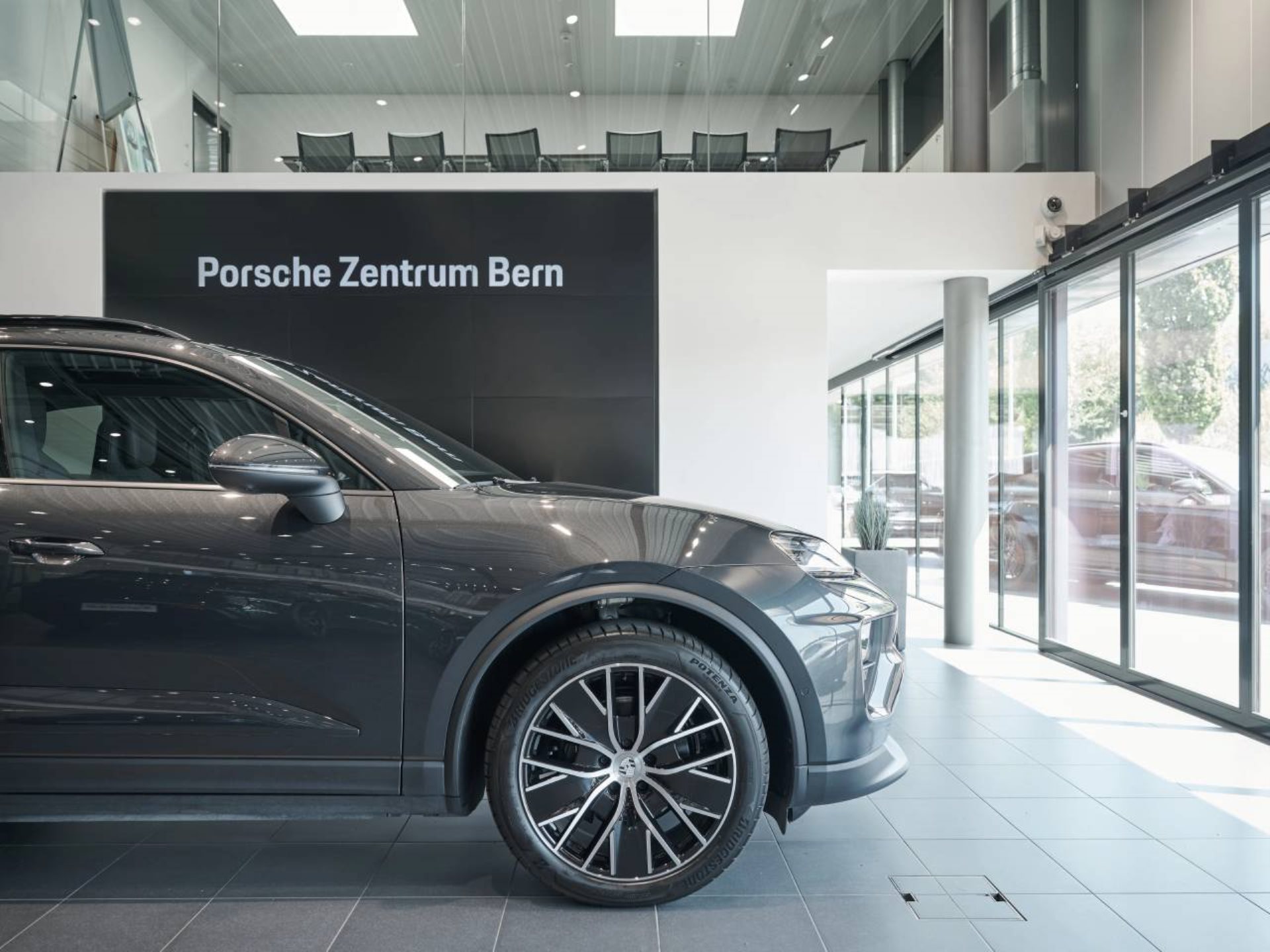PORSCHE Macan 4-image-10