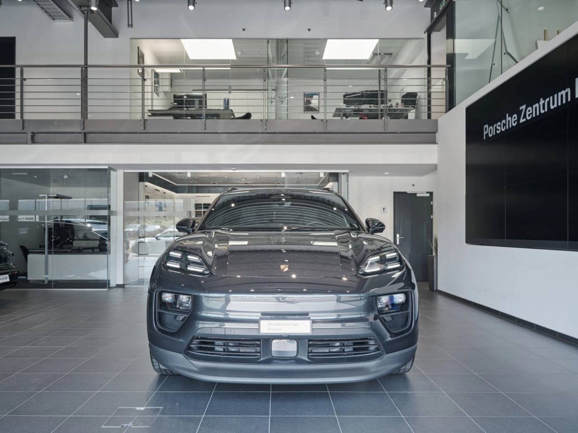 PORSCHE Macan 4-image-8