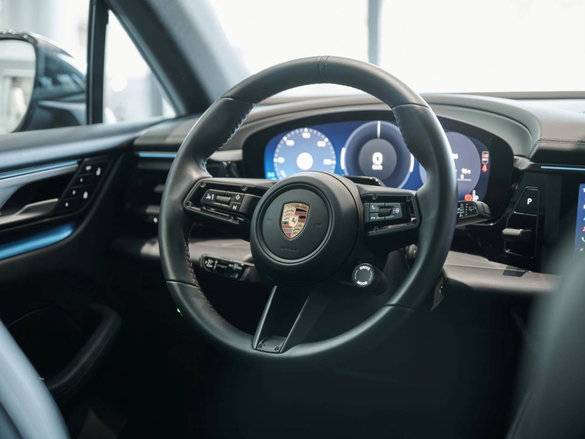PORSCHE Macan 4-image-14
