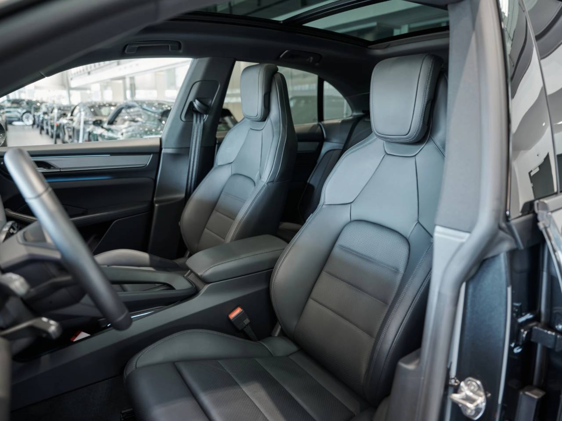 PORSCHE Macan 4-image-4