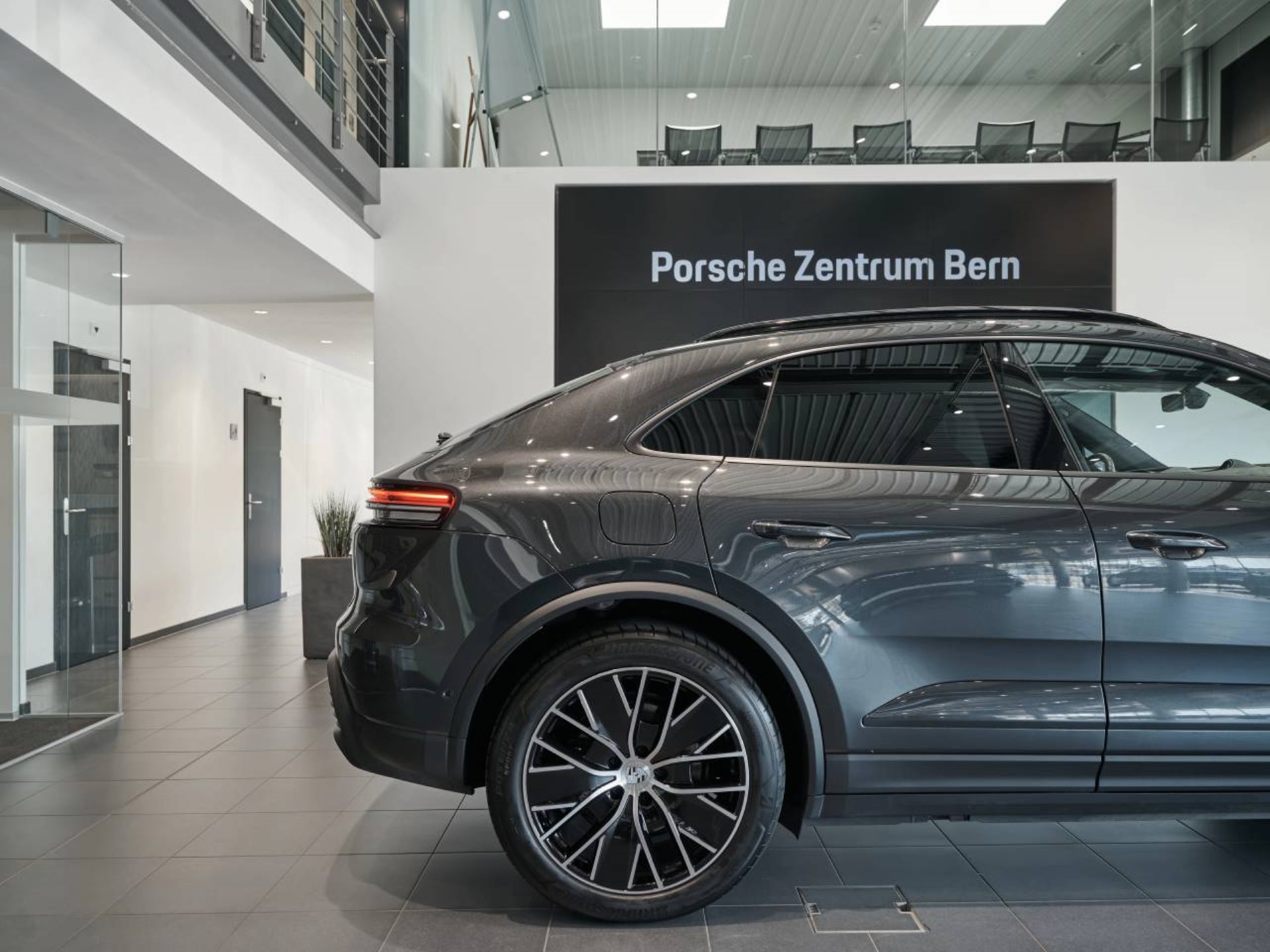 PORSCHE Macan 4-image-9