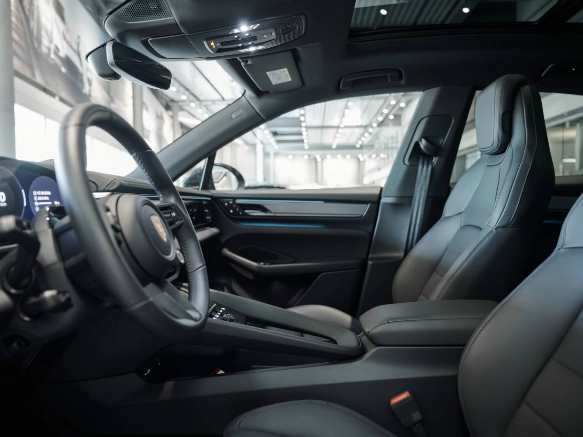PORSCHE Macan 4-showroom-element-3