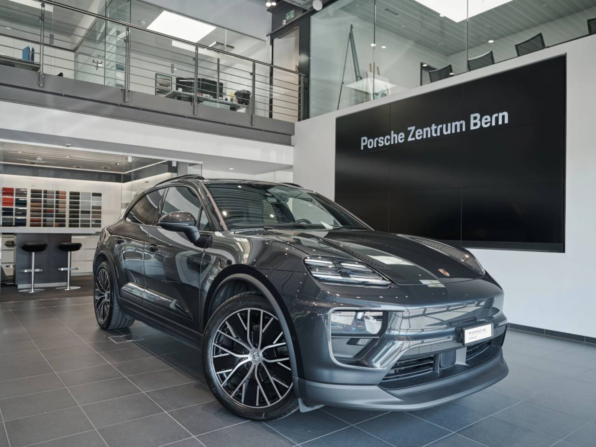 PORSCHE Macan 4