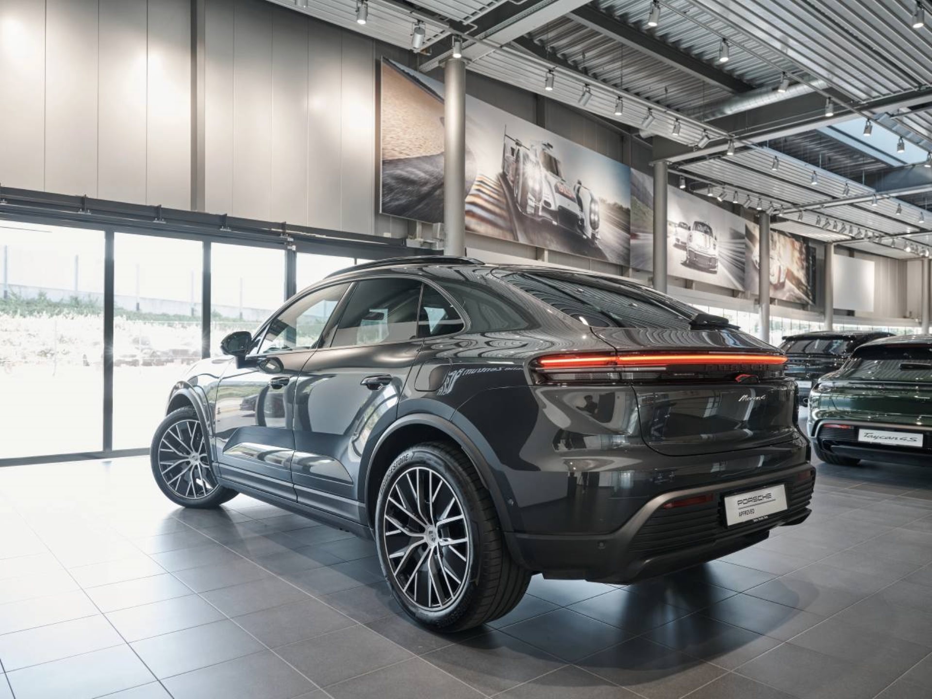 PORSCHE Macan 4-image-6