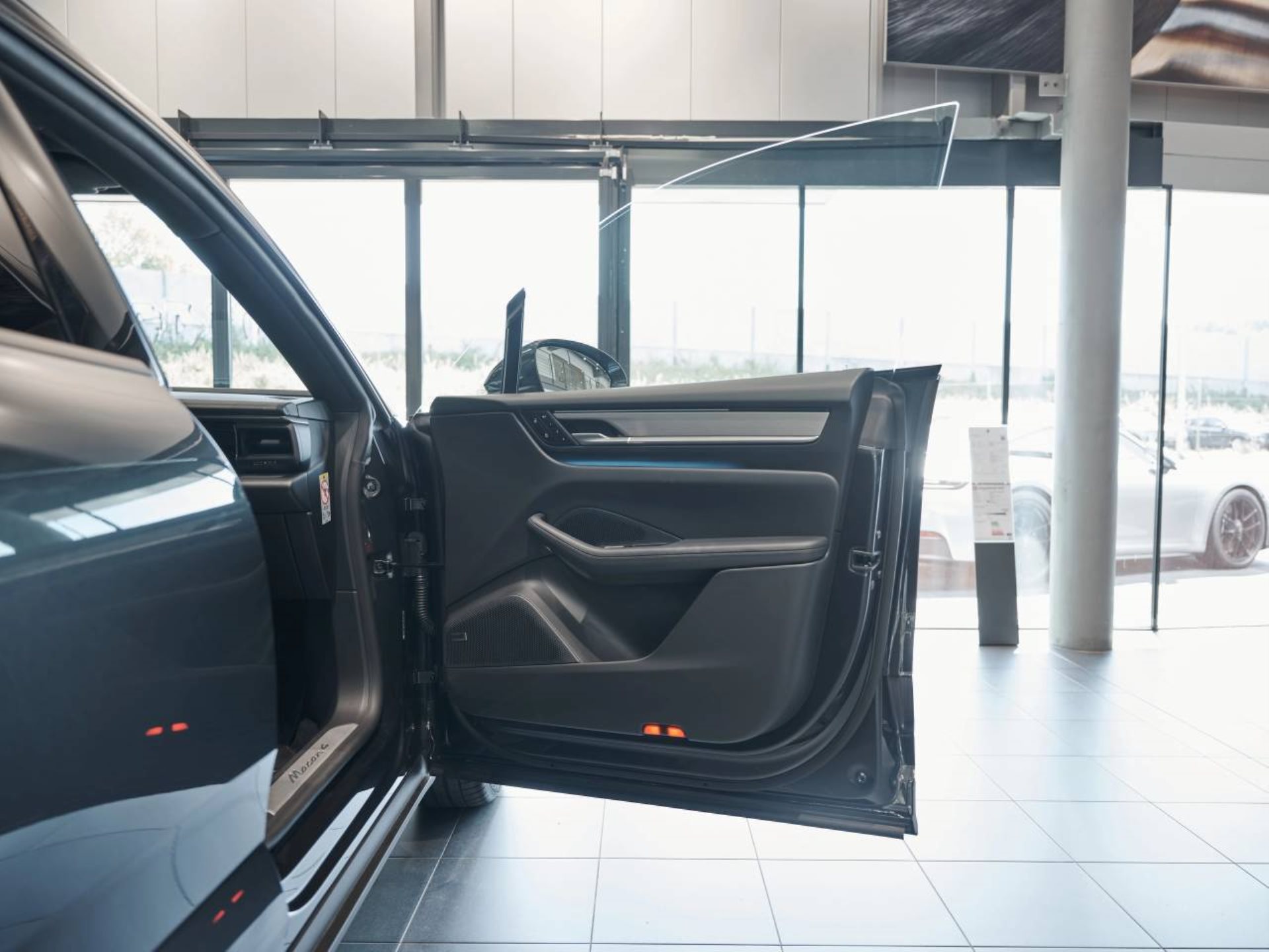 PORSCHE Macan 4-image-22