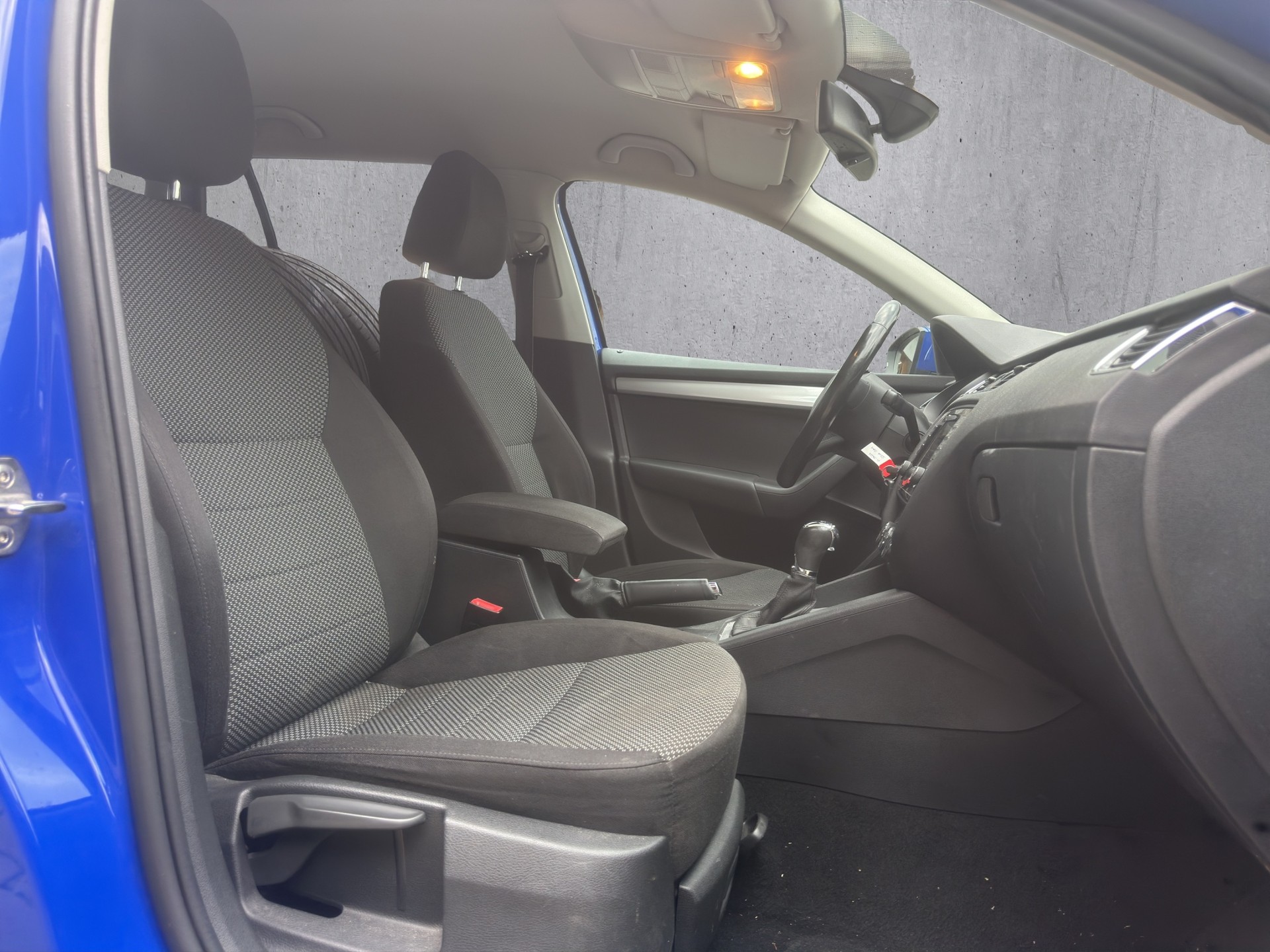 SKODA Octavia Combi 1.6 TDI Active DSG-image-10