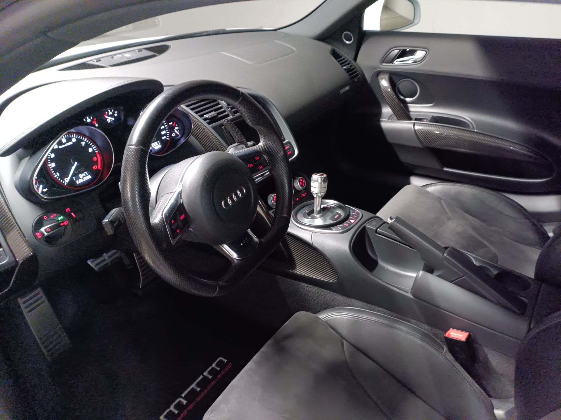 AUDI 5.2 FSI V10 quattro R-Tronic-image-6