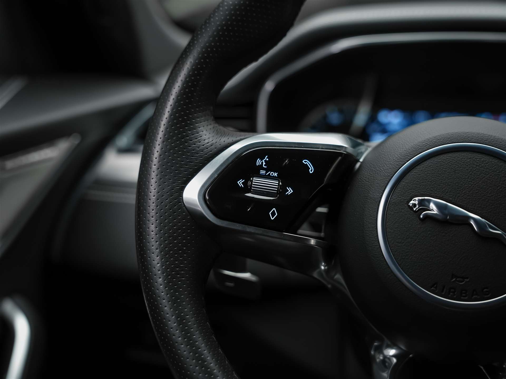 JAGUAR F-Pace 2.0 D200 R-Dynamic MHEV SE AWD *Lenkradheizung*Meridian*ACC*-image-28