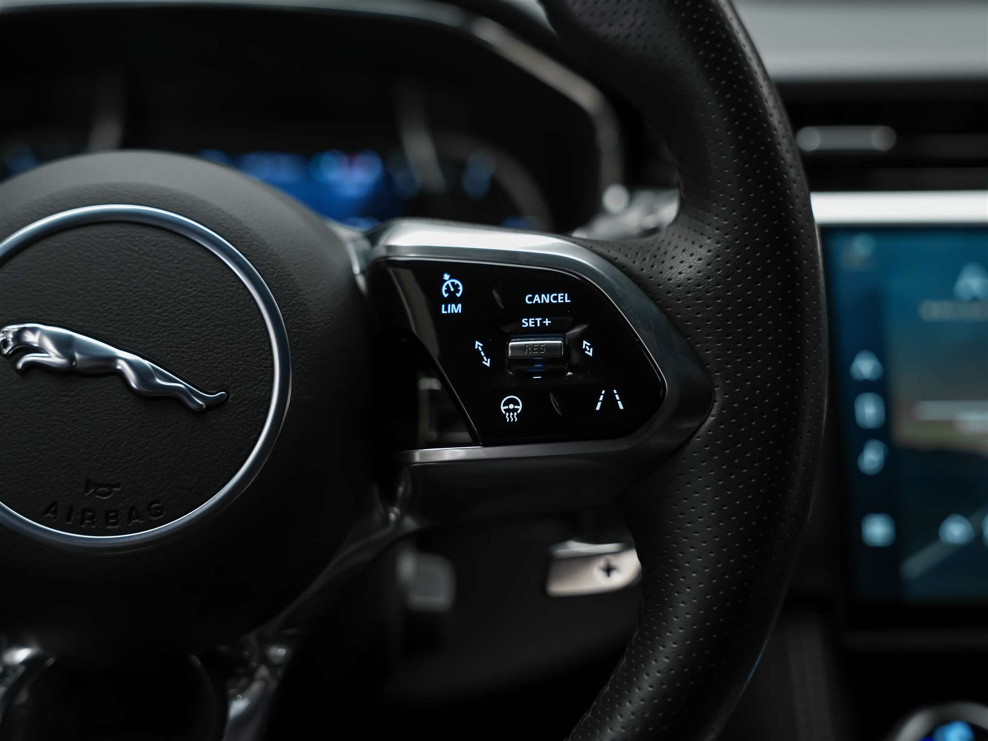 JAGUAR F-Pace 2.0 D200 R-Dynamic MHEV SE AWD *Lenkradheizung*Meridian*ACC*-image-29