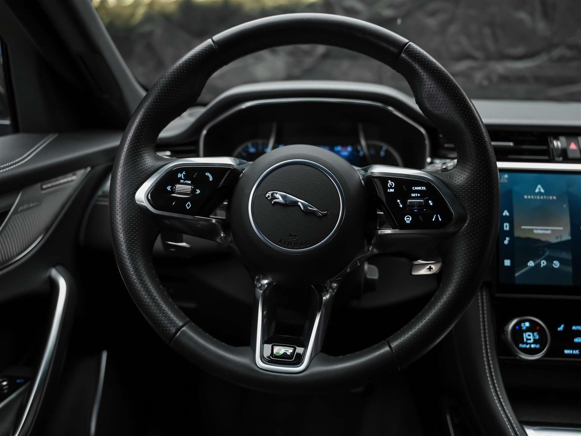 JAGUAR F-Pace 2.0 D200 R-Dynamic MHEV SE AWD *Lenkradheizung*Meridian*ACC*-image-23