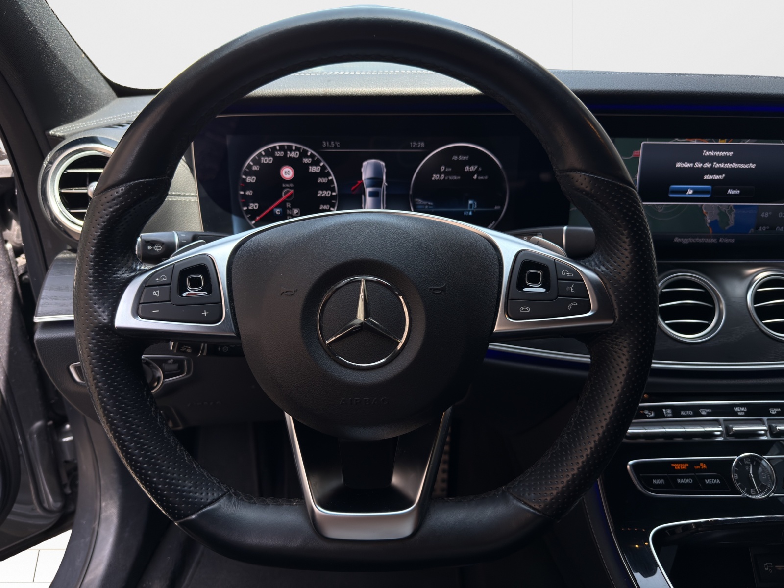 MERCEDES-BENZ E 350 d AMG Line 9G-Tronic-image-9