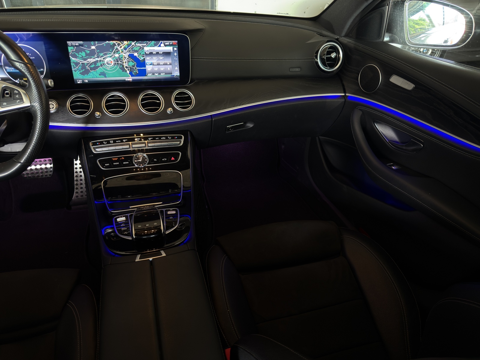 MERCEDES-BENZ E 350 d AMG Line 9G-Tronic-image-21