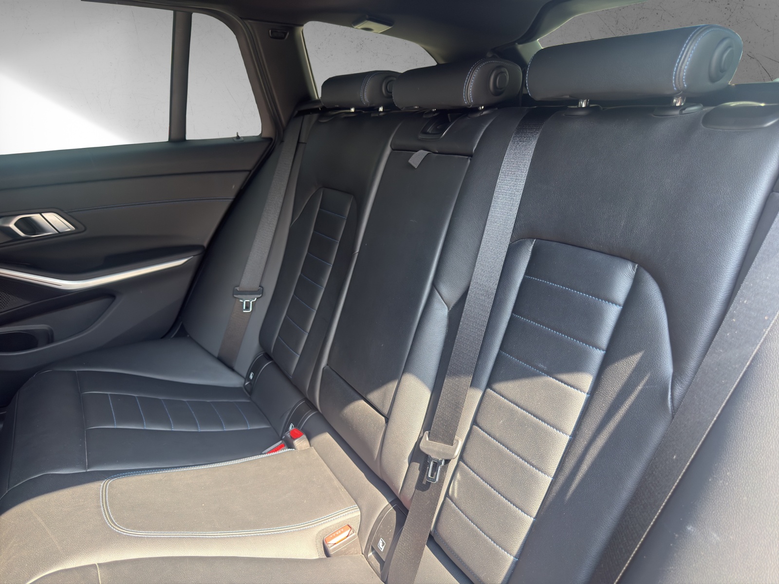 BMW M340d xDrive 48V Touring Steptronic Sport-image-16
