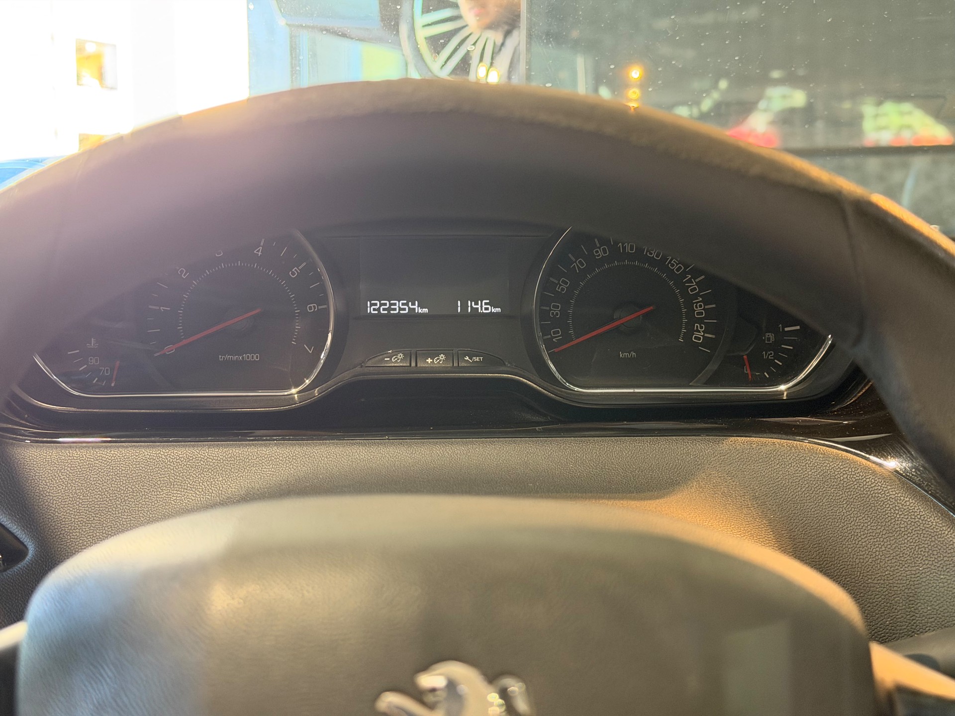 PEUGEOT 208 1.2 VTI Style-image-5