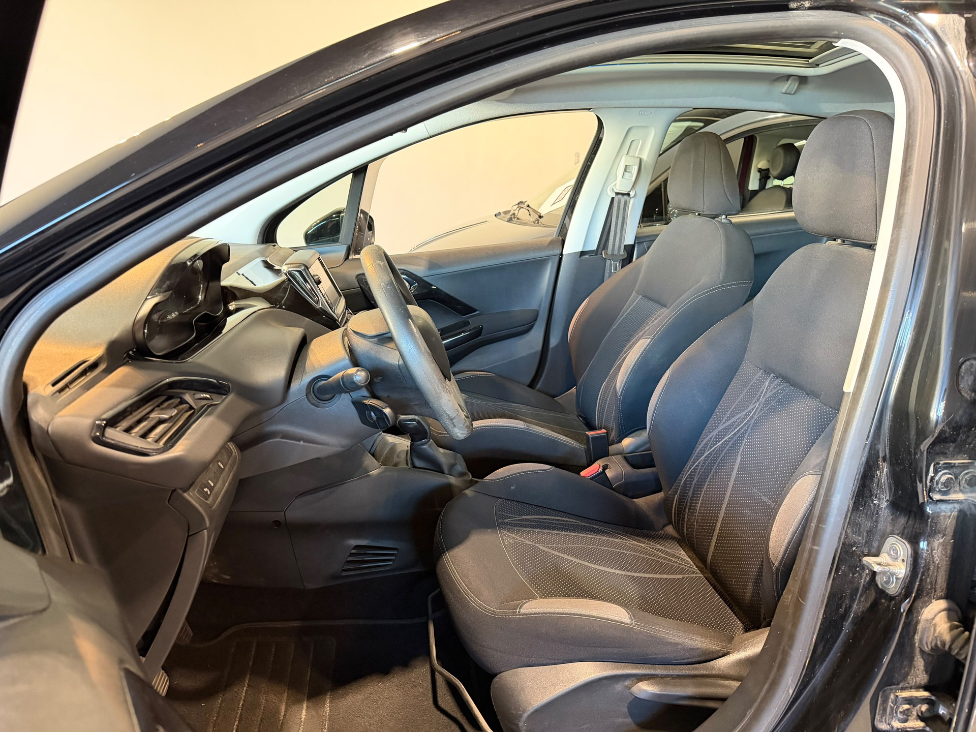 PEUGEOT 208 1.2 VTI Style-image-7