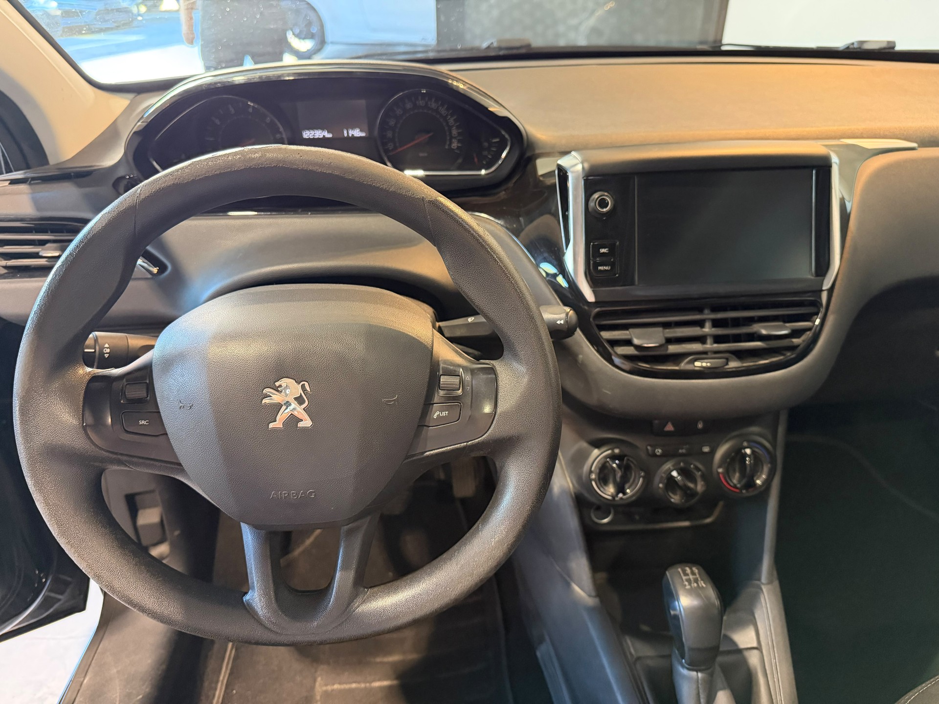 PEUGEOT 208 1.2 VTI Style-image-9