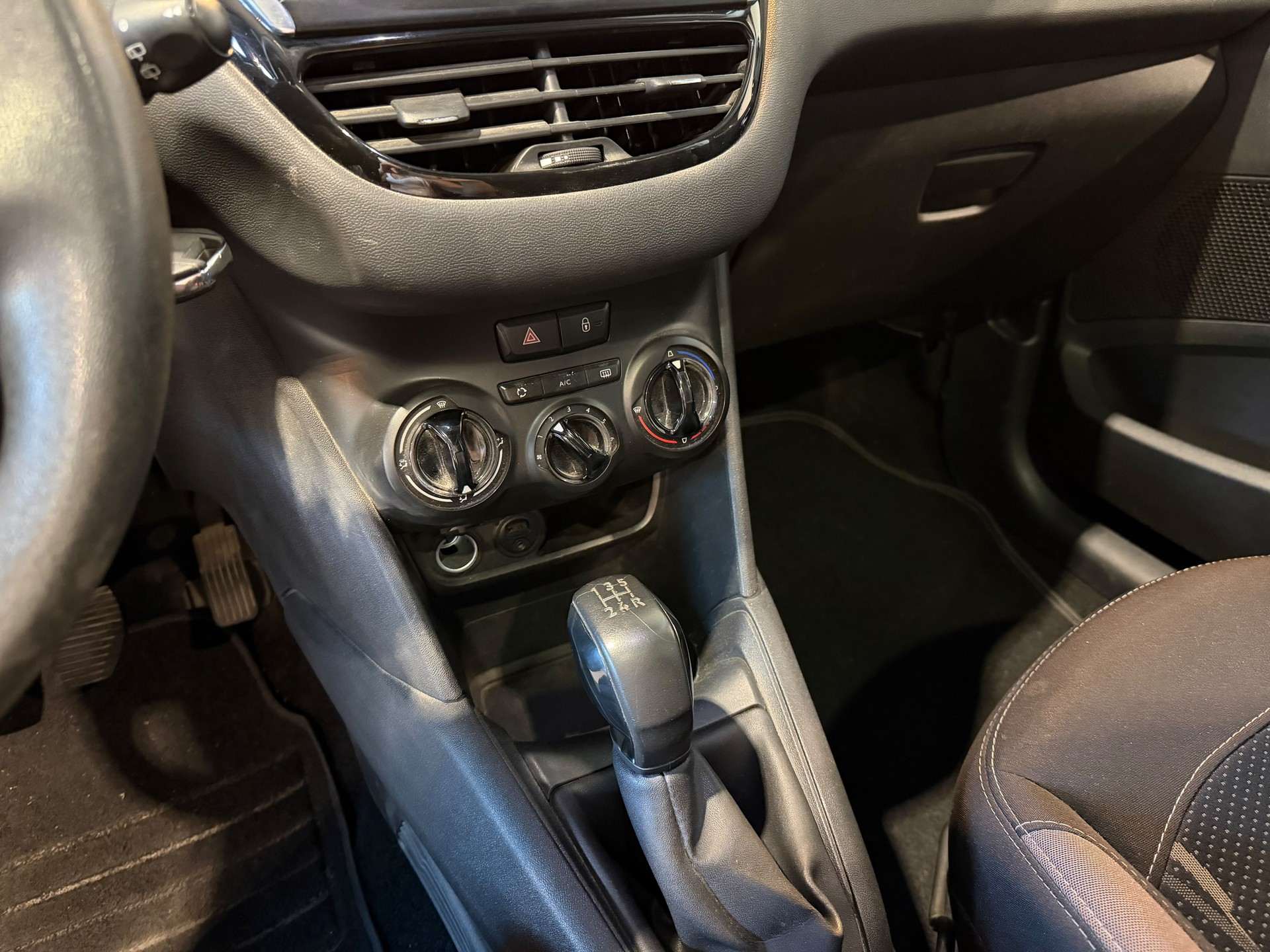 PEUGEOT 208 1.2 VTI Style-image-8