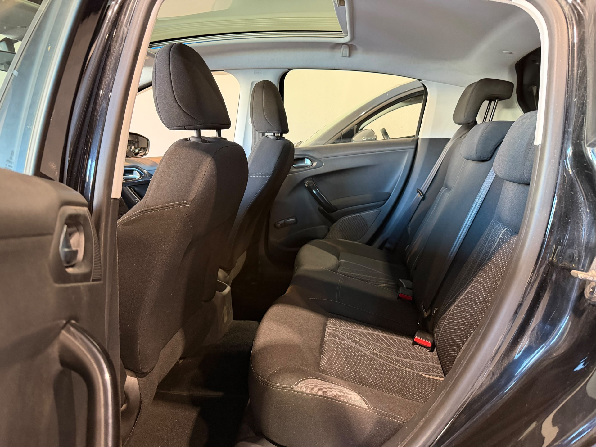 PEUGEOT 208 1.2 VTI Style-image-6