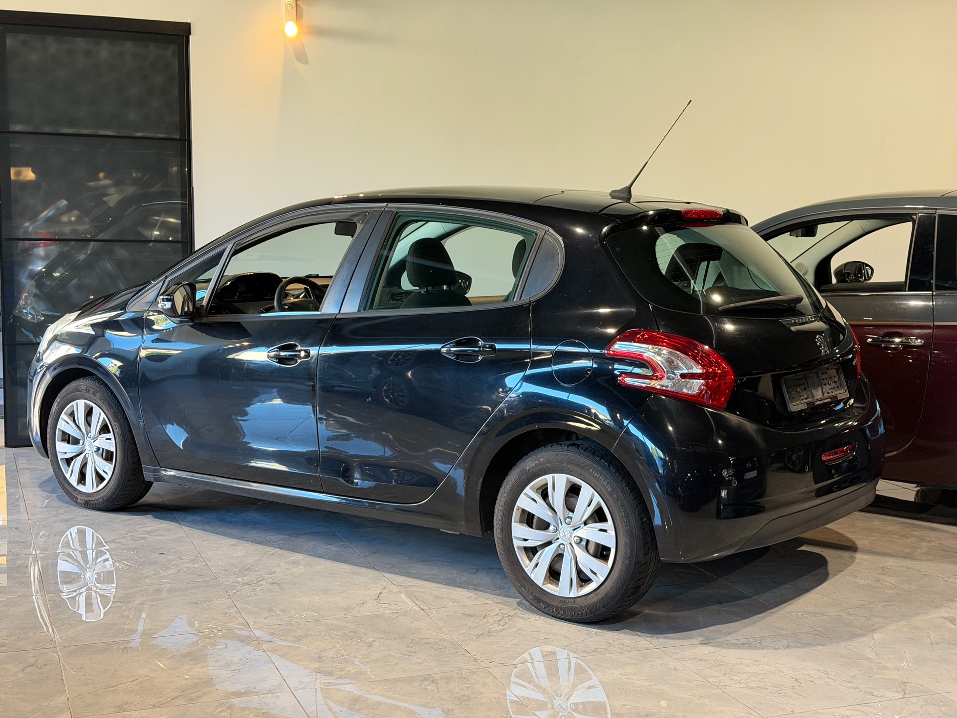 PEUGEOT 208 1.2 VTI Style-image-3