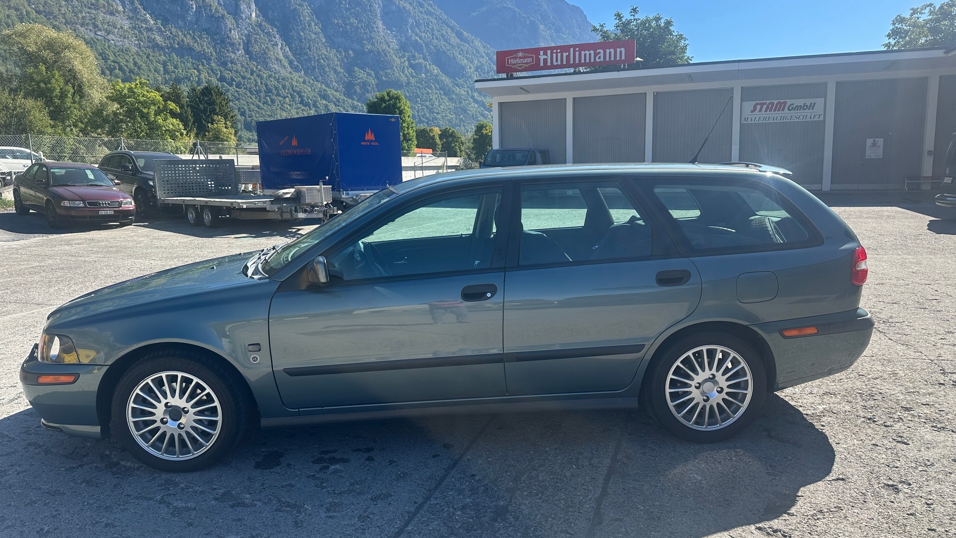 VOLVO V40-image-1