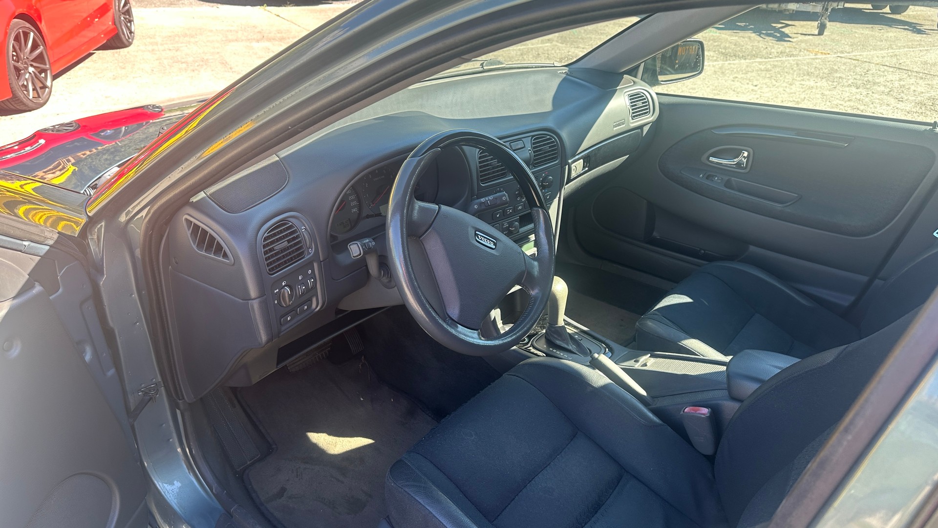 VOLVO V40-image-9