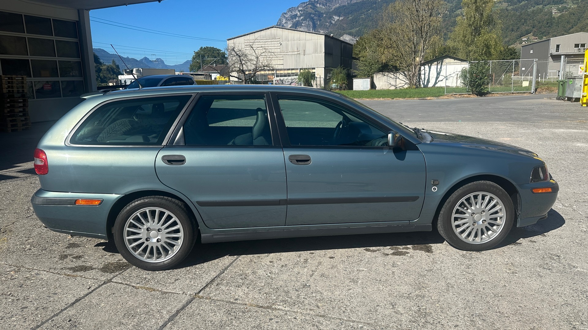 VOLVO V40-image-4