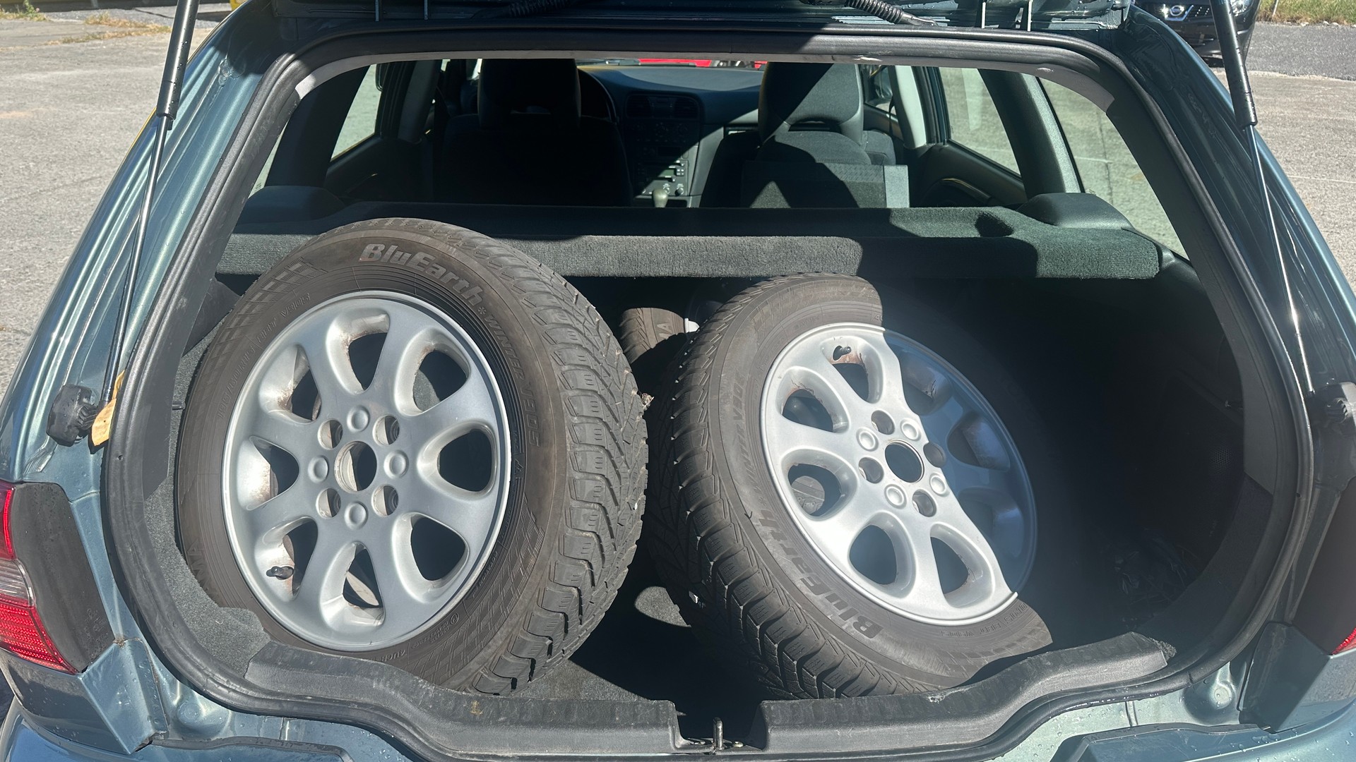 VOLVO V40-image-10