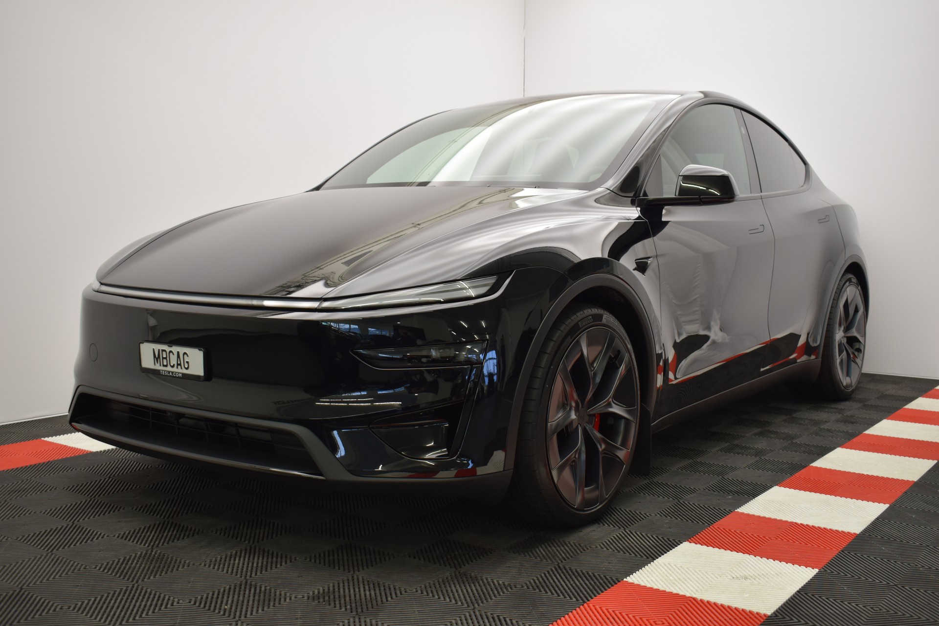 TESLA Model Y Performance AWD 626PS, Neuwagen, CH Typenschein "diamond black"-image-3