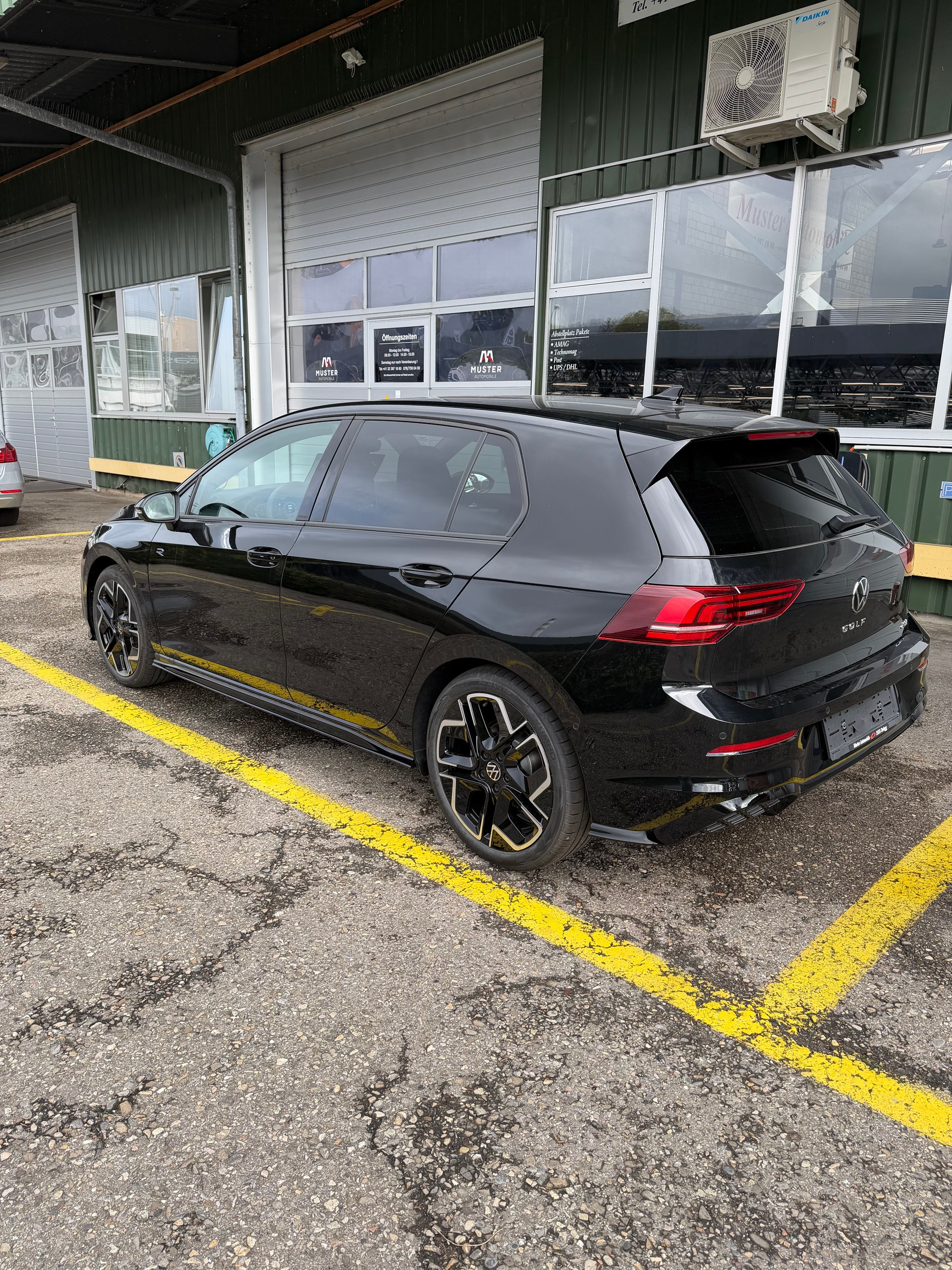 VW Golf 1.5 e TSI mHEV R-Line DSG 150 PS Aussen und Innen Paket R Line und mit 33 % Rabatt !-showroom-element-1