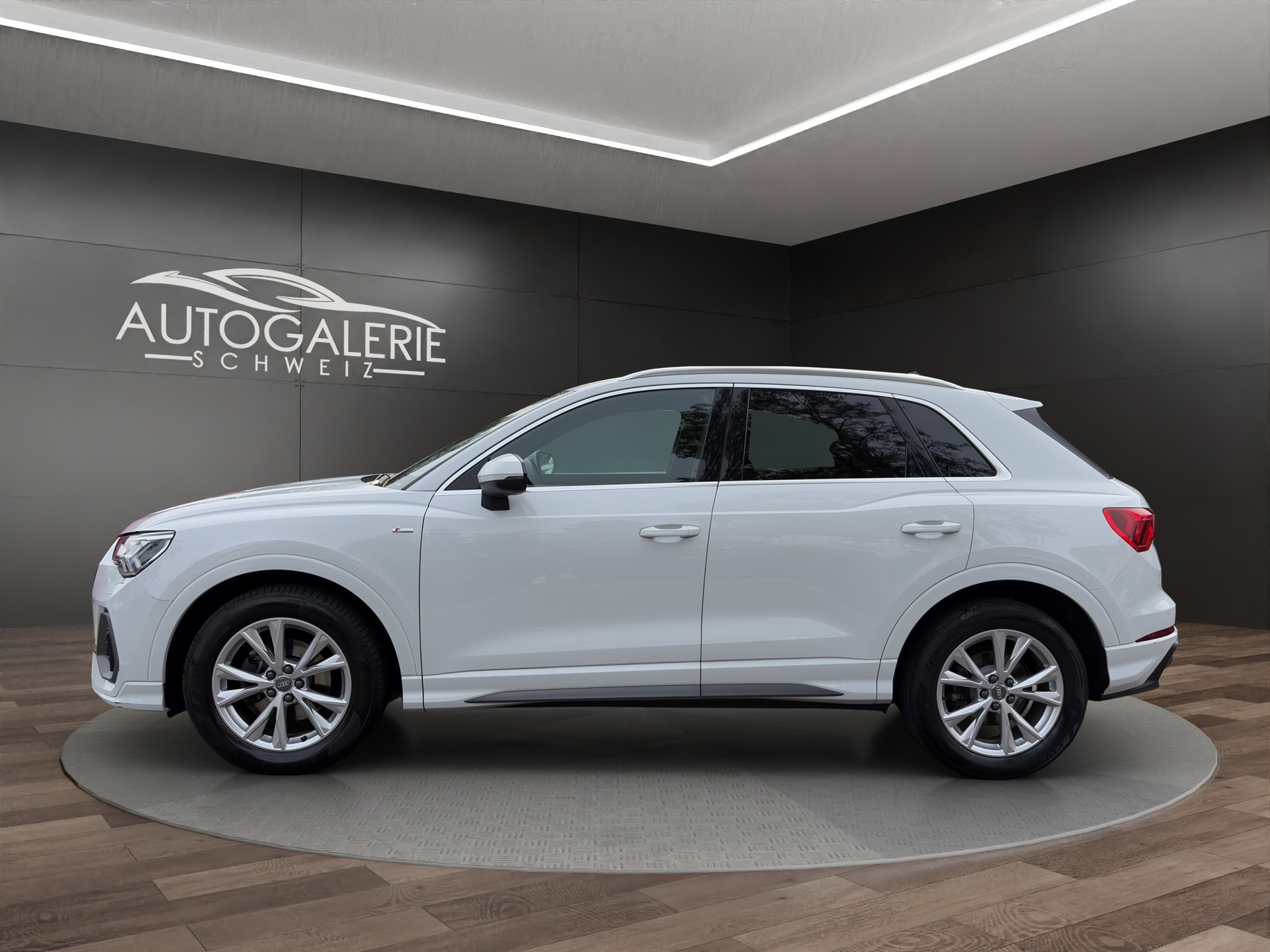 AUDI Q3 35 TFSI S line S-tronic | CH | Assistenzpaket | Matrix LED | S-LINE | Navi Plus & Phone Box | Technikpaket |-image-1