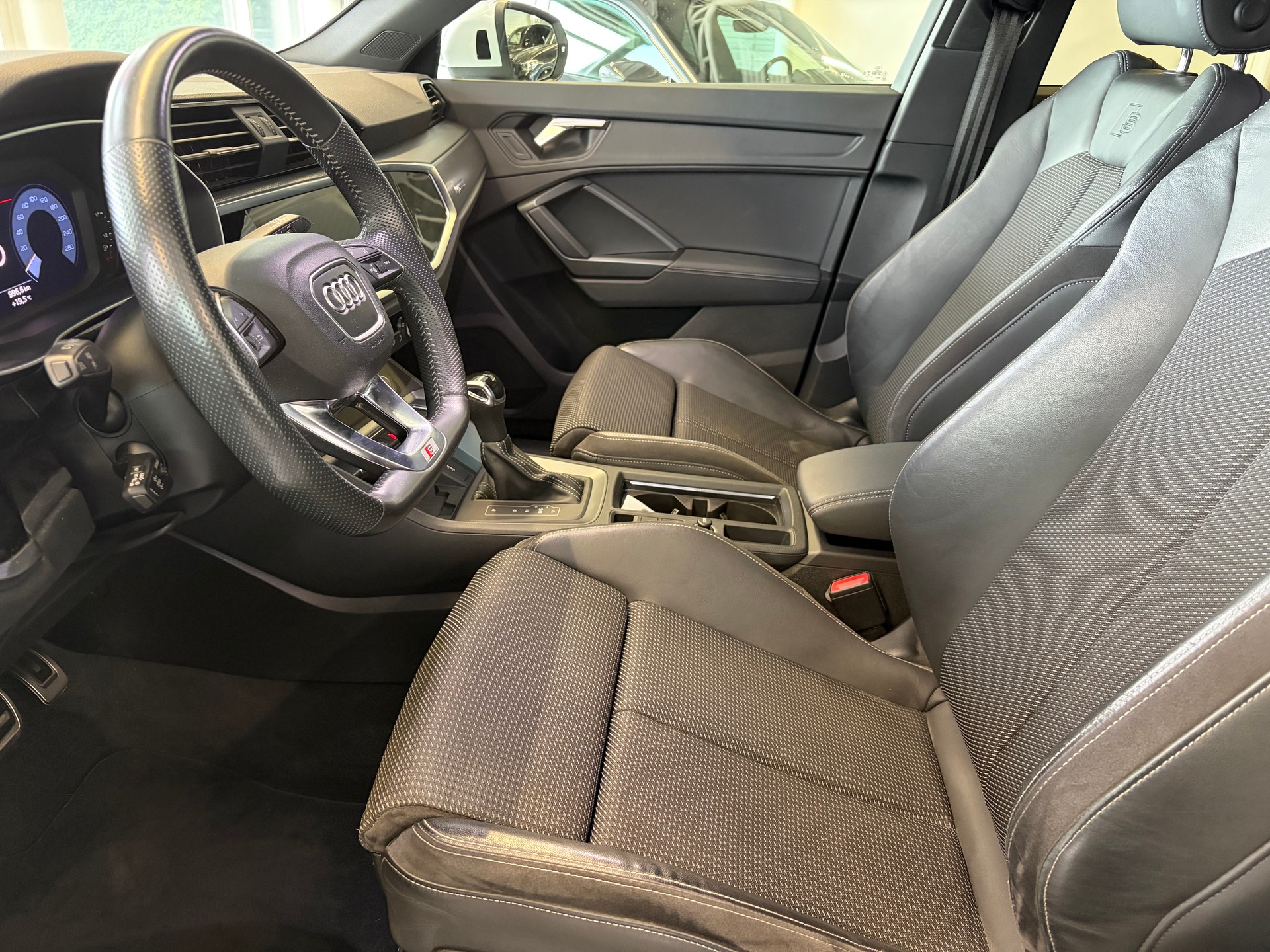 AUDI Q3 35 TFSI S line S-tronic | CH | Assistenzpaket | Matrix LED | S-LINE | Navi Plus & Phone Box | Technikpaket |-image-11