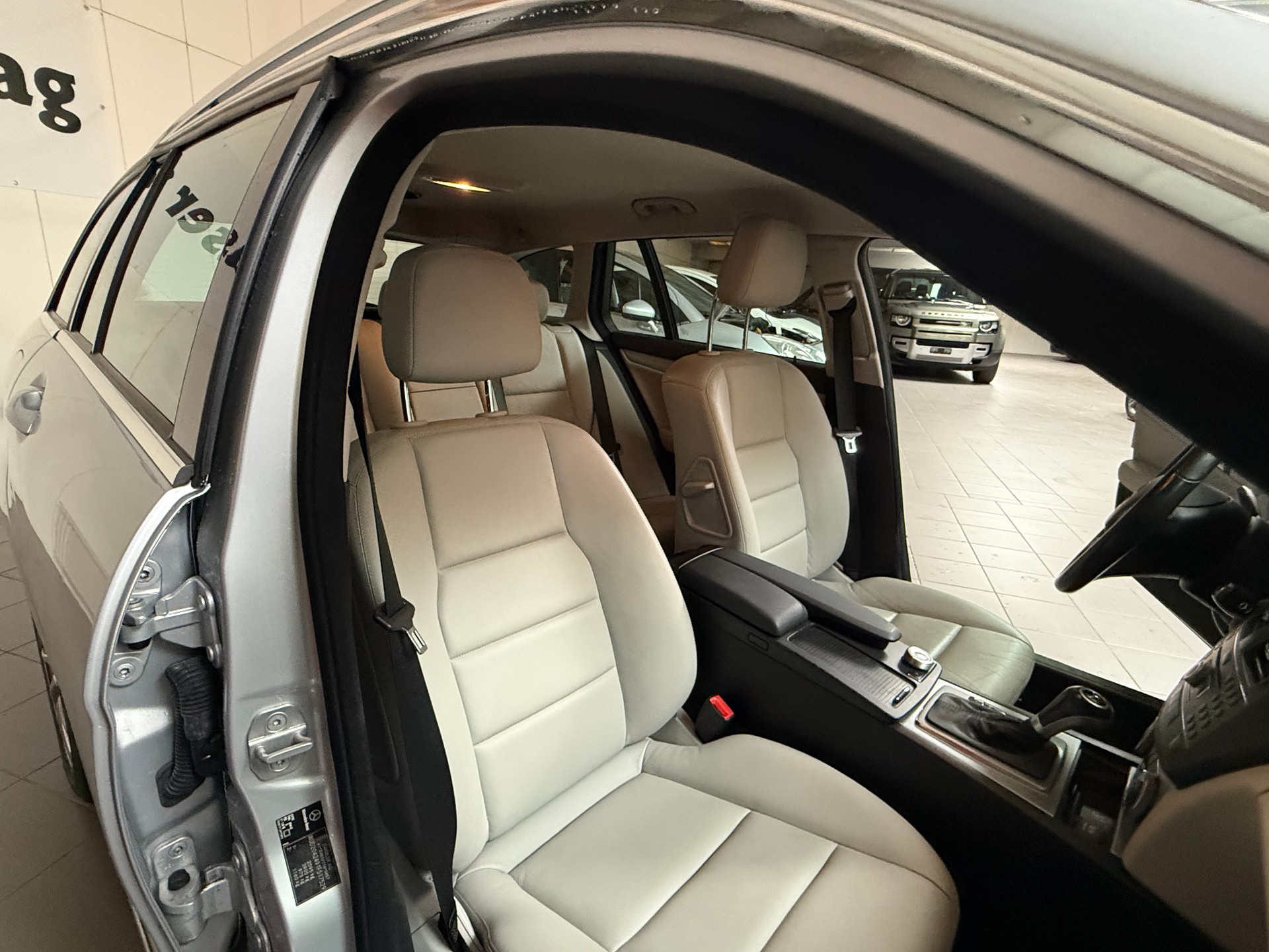 MERCEDES-BENZ C 180 CGI BlueEfficiency Avantgarde Automatic-image-19