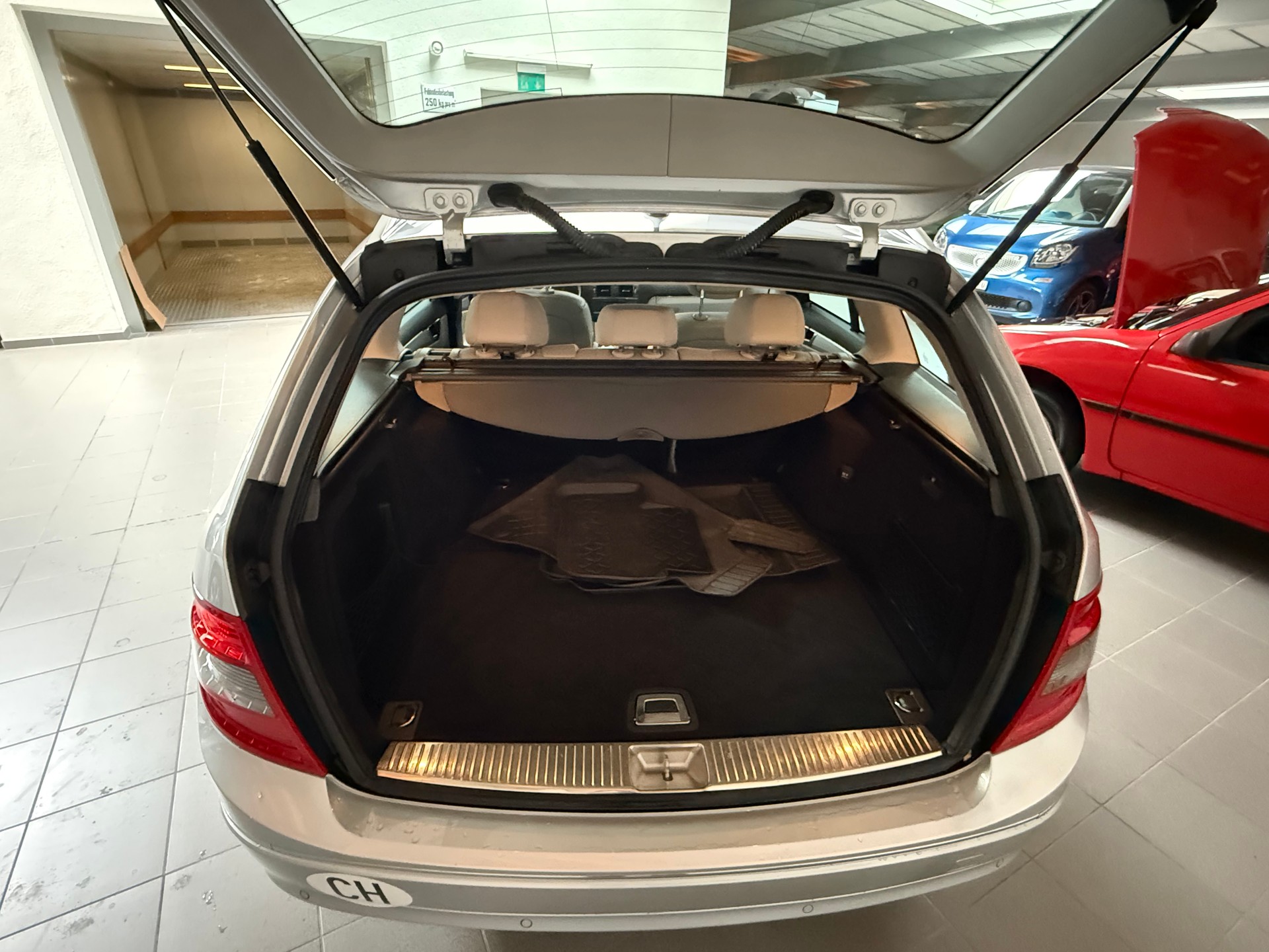 MERCEDES-BENZ C 180 CGI BlueEfficiency Avantgarde Automatic-image-13