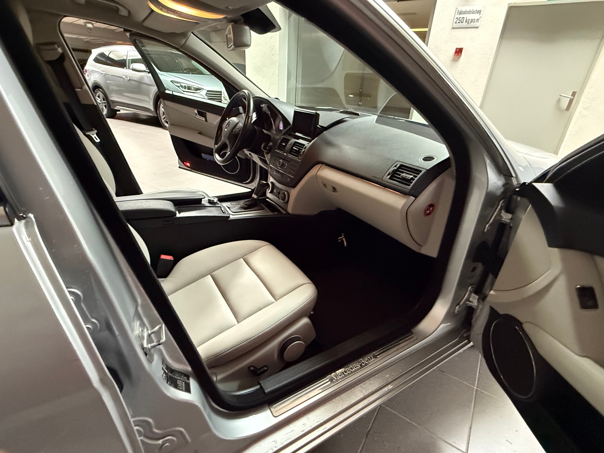 MERCEDES-BENZ C 180 CGI BlueEfficiency Avantgarde Automatic-image-18