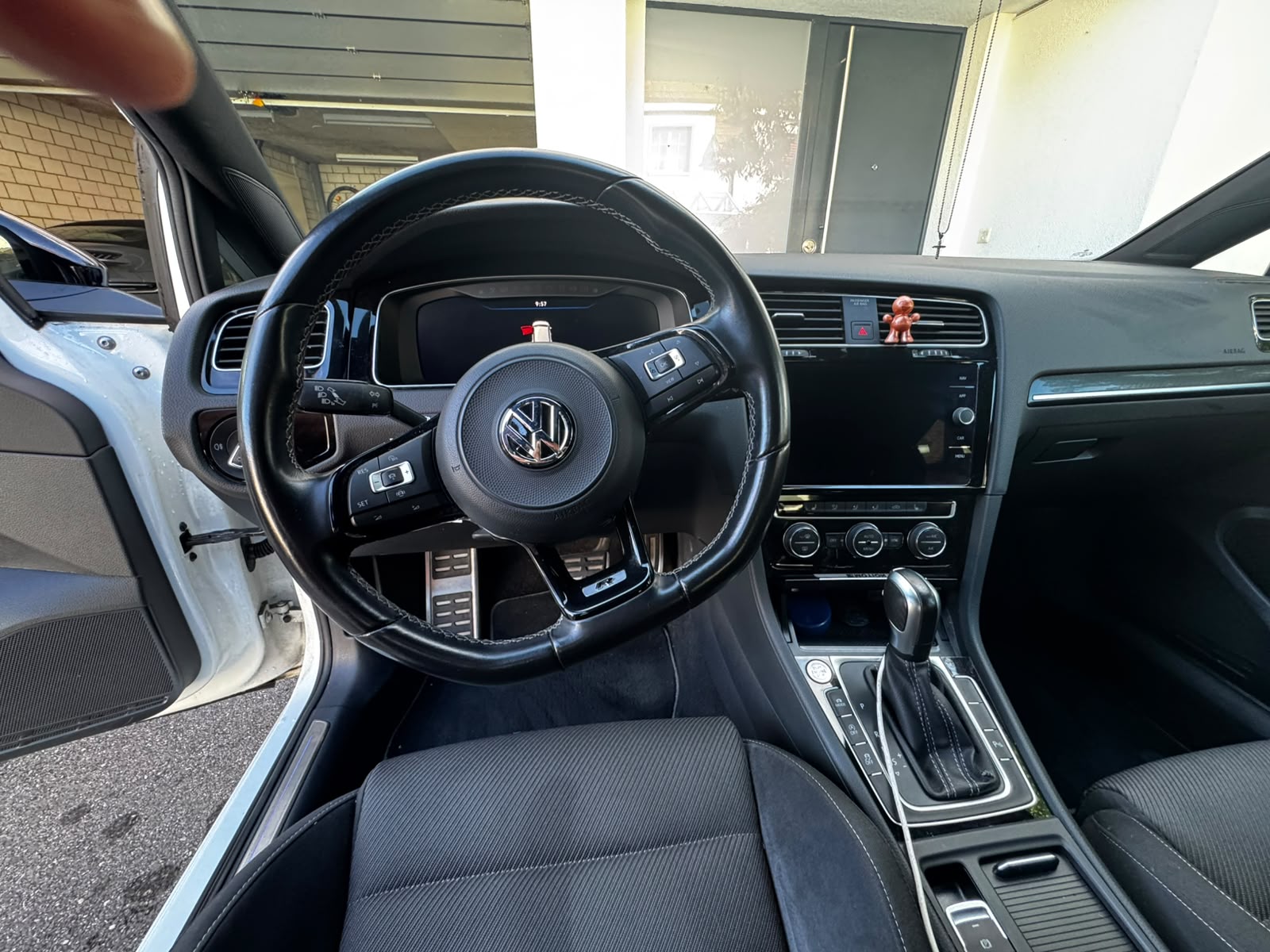 VW 2.0 TSI R DSG 4motion-image-4