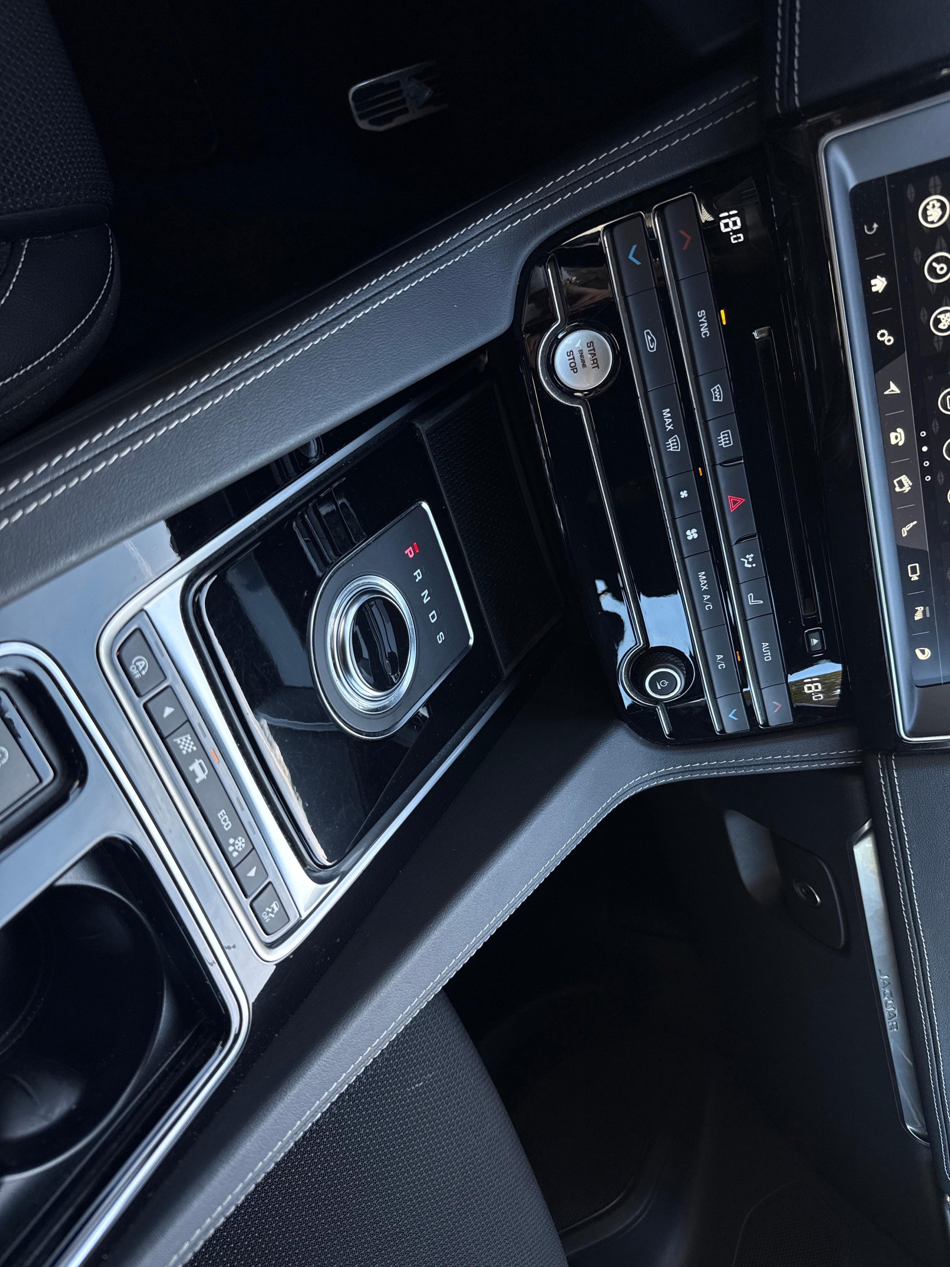 JAGUAR F-Pace 2.0 D 180 R-Sport AWD-image-16