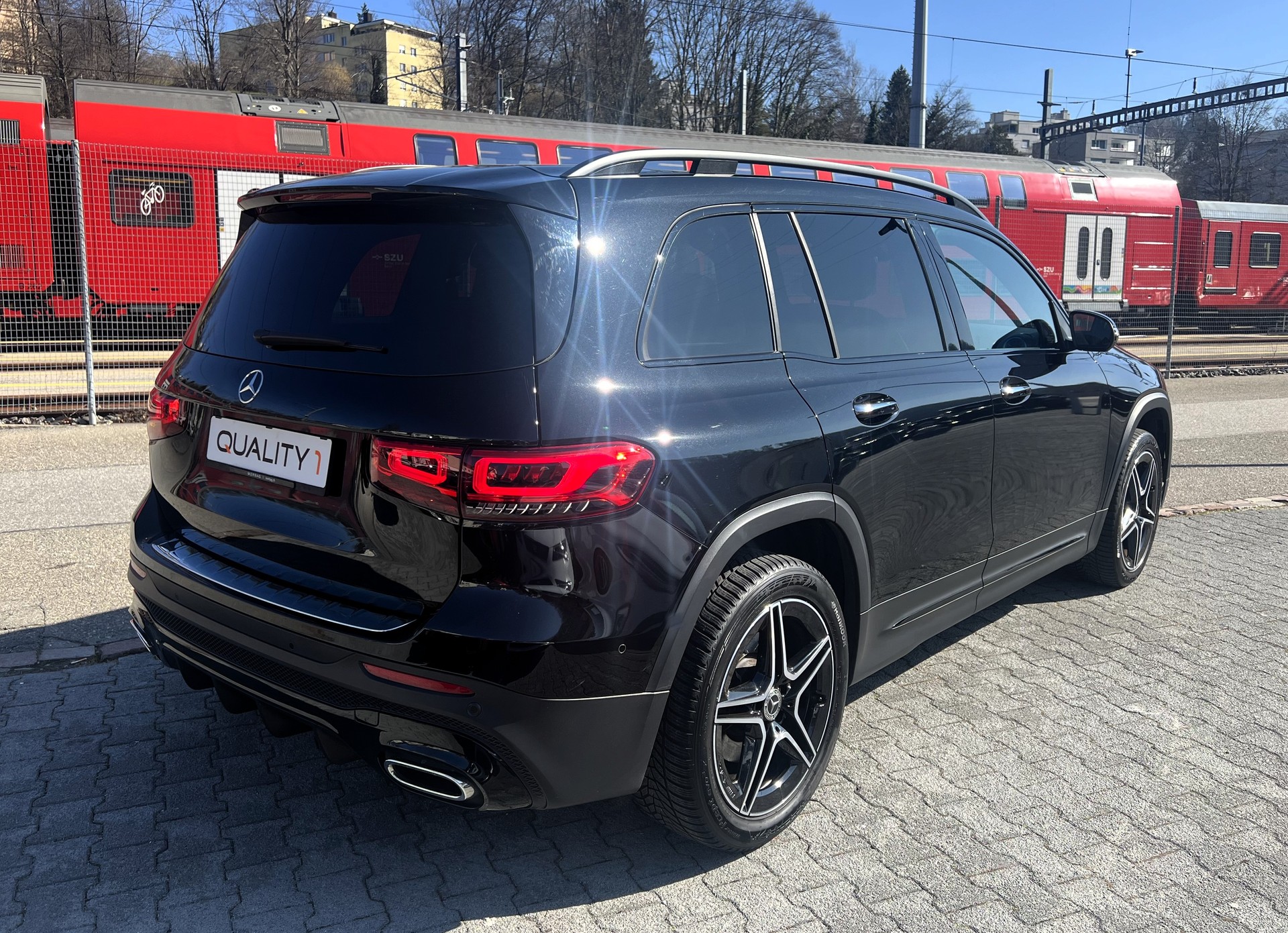 MERCEDES-BENZ GLB 250 4Matic AMG Line 8G-Tronic-image-4