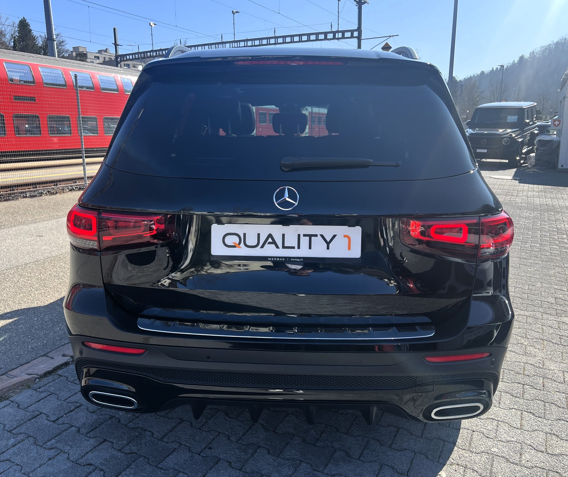 MERCEDES-BENZ GLB 250 4Matic AMG Line 8G-Tronic-showroom-element-3