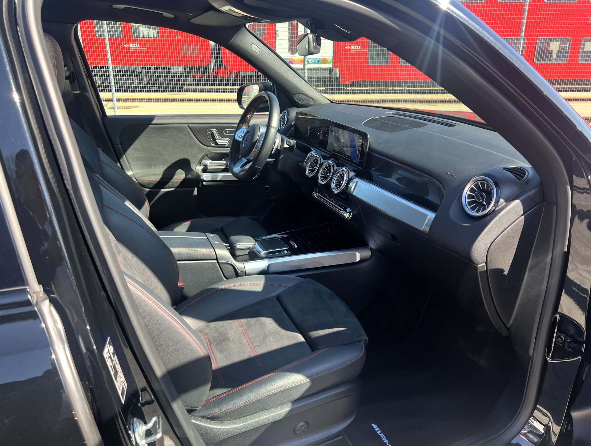 MERCEDES-BENZ GLB 250 4Matic AMG Line 8G-Tronic-image-12