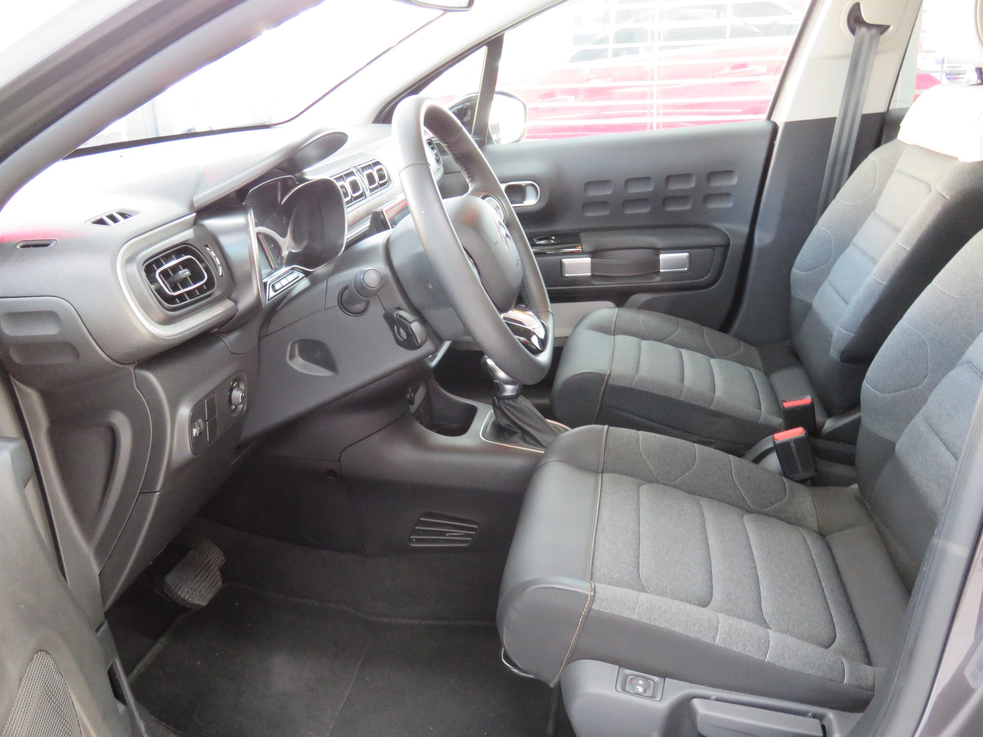 CITROEN C3 1.2i PureTech Swiss Edition EAT6 (Automat)-image-7