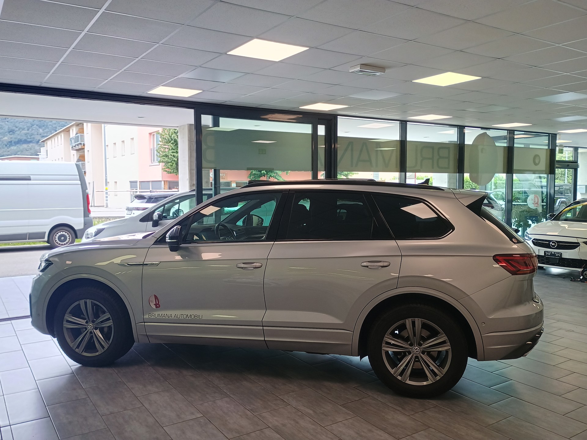 VW Touareg 3.0 TDI R Line Tiptronic-image-2