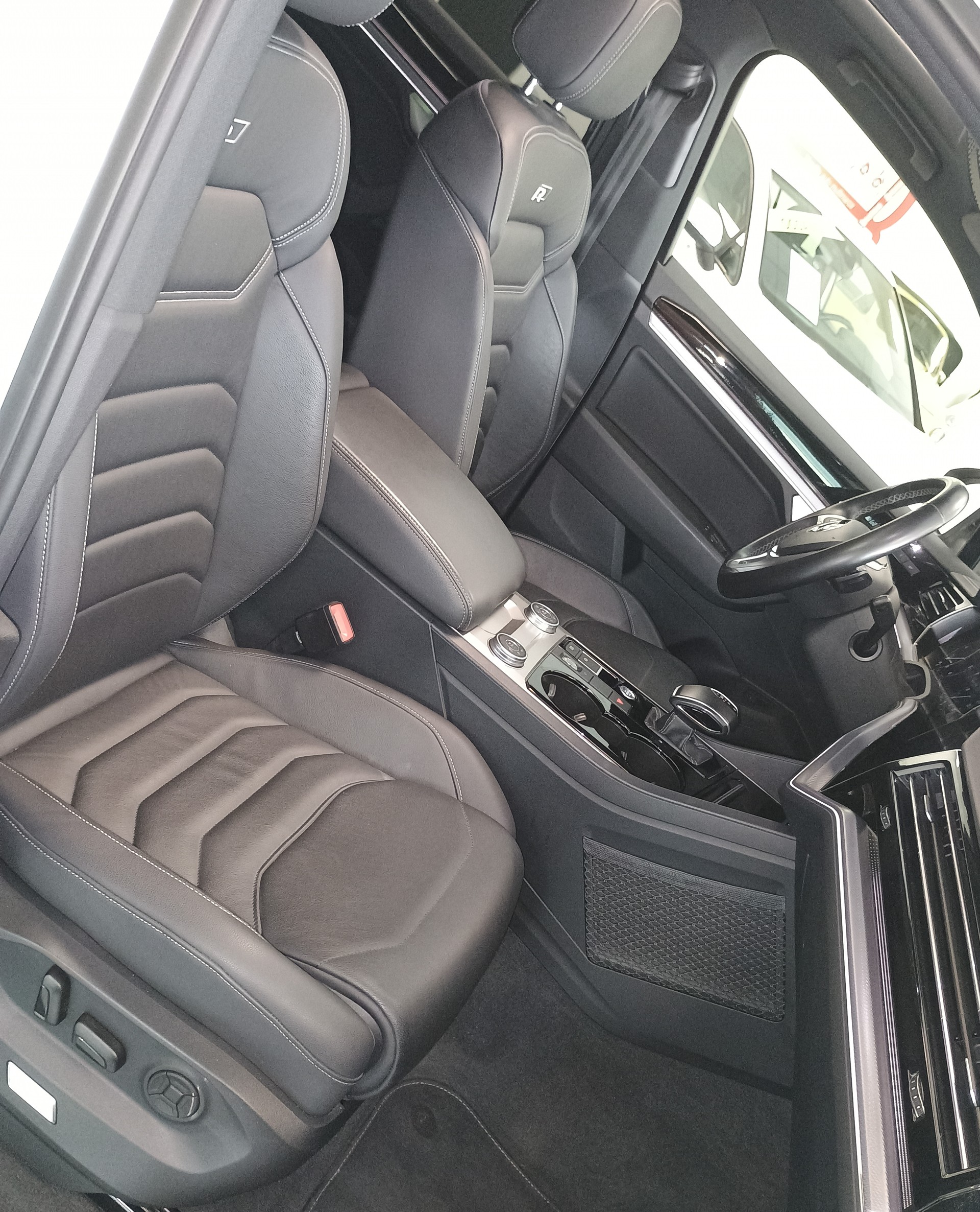 VW Touareg 3.0 TDI R Line Tiptronic-image-6