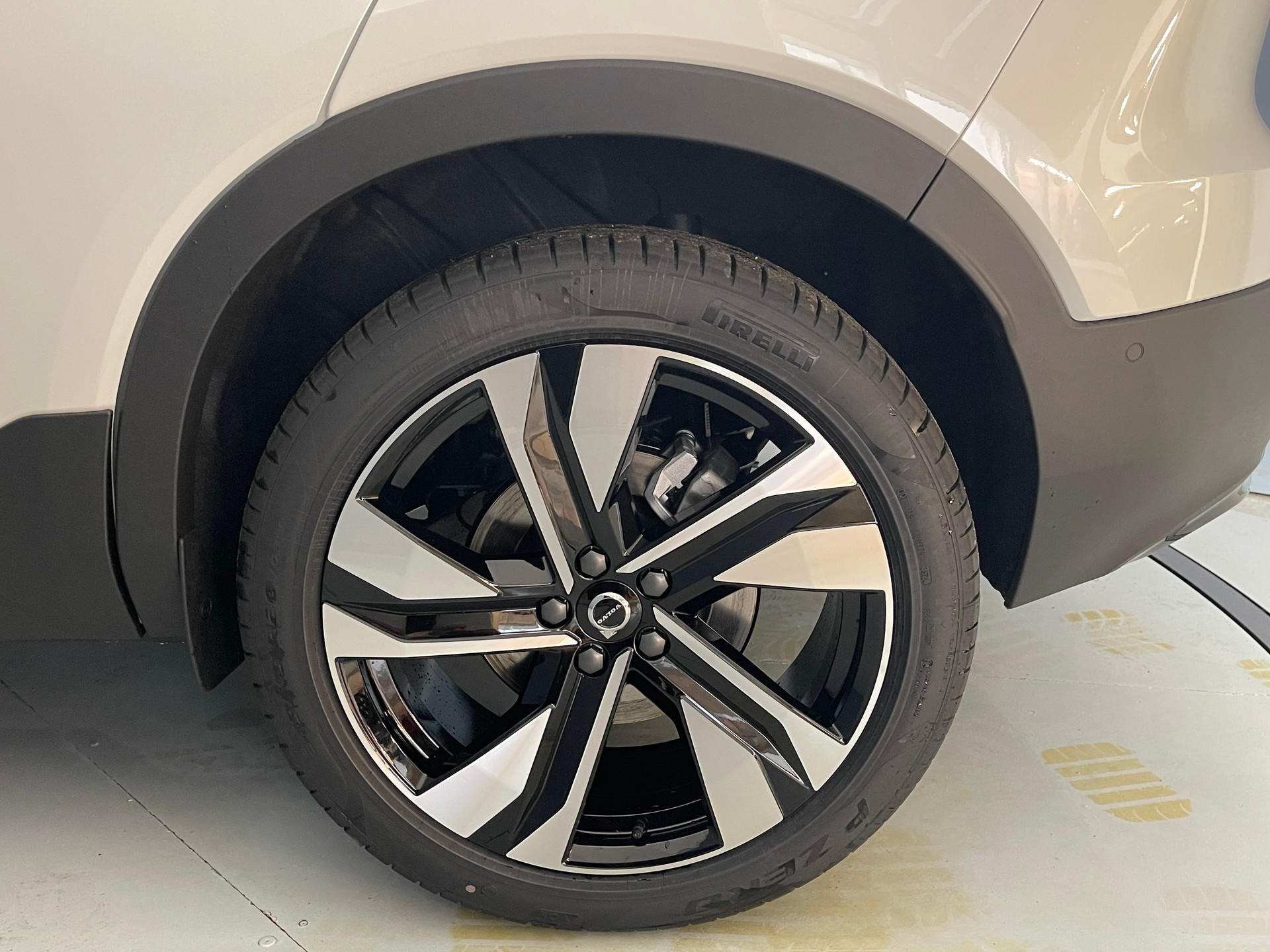 VOLVO XC40 2.0 B4 MH Ultra Dark-image-5